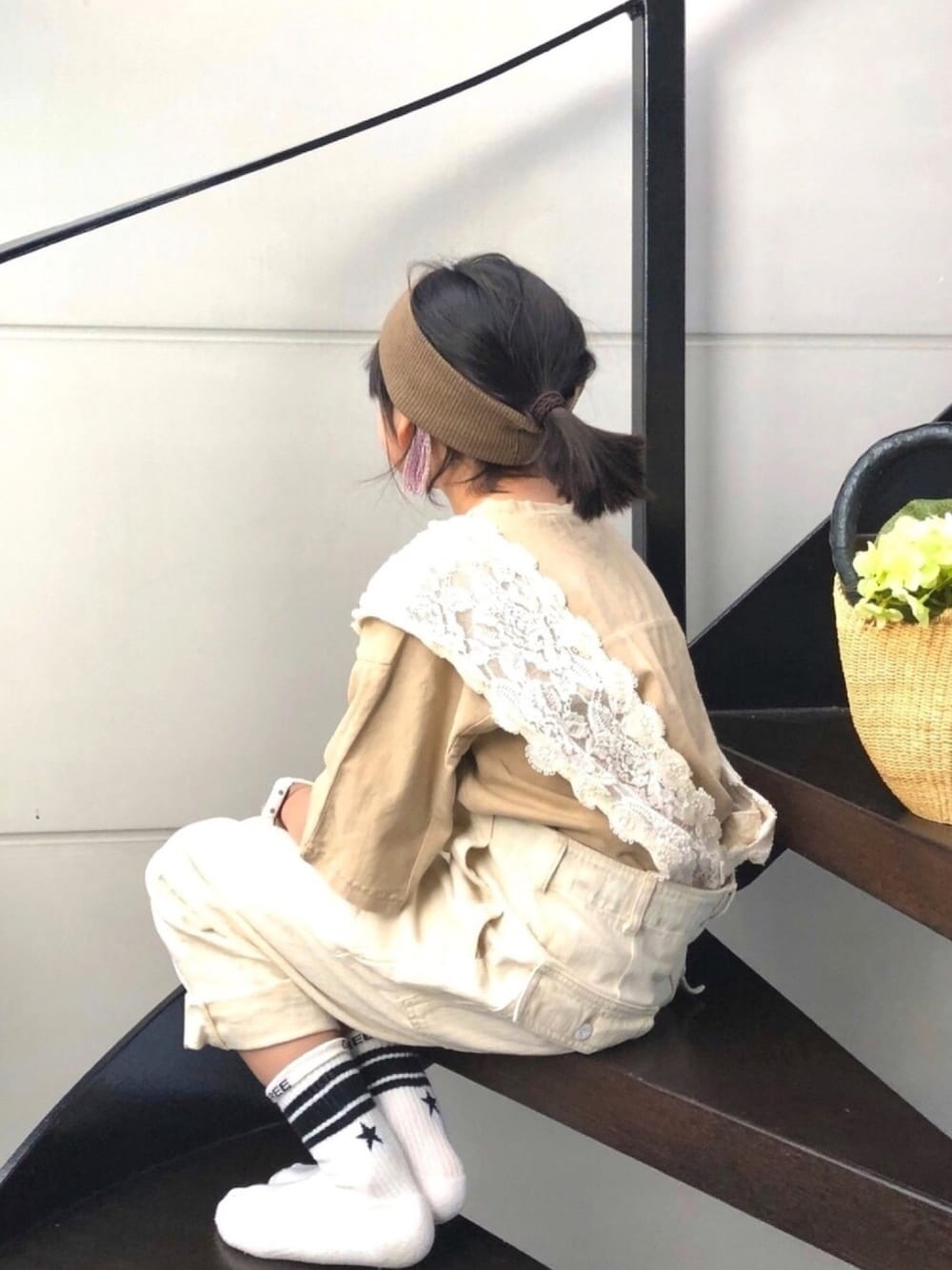 「サロペット、カジュアルコーデ、Tシャツ、カフェオレコーデ、ターバン、レース、ワントーンコーデ、ホワイトデニム、白サロペット、ベージュ」｜「GO TO HOLLYWOODのヘリンボン レーシー アーミー サロペット（サロペット/オーバーオール、ホワイト系）」を使った、★COCO☆さん（キッズ・136cm）の春コーディネートの1枚目の写真