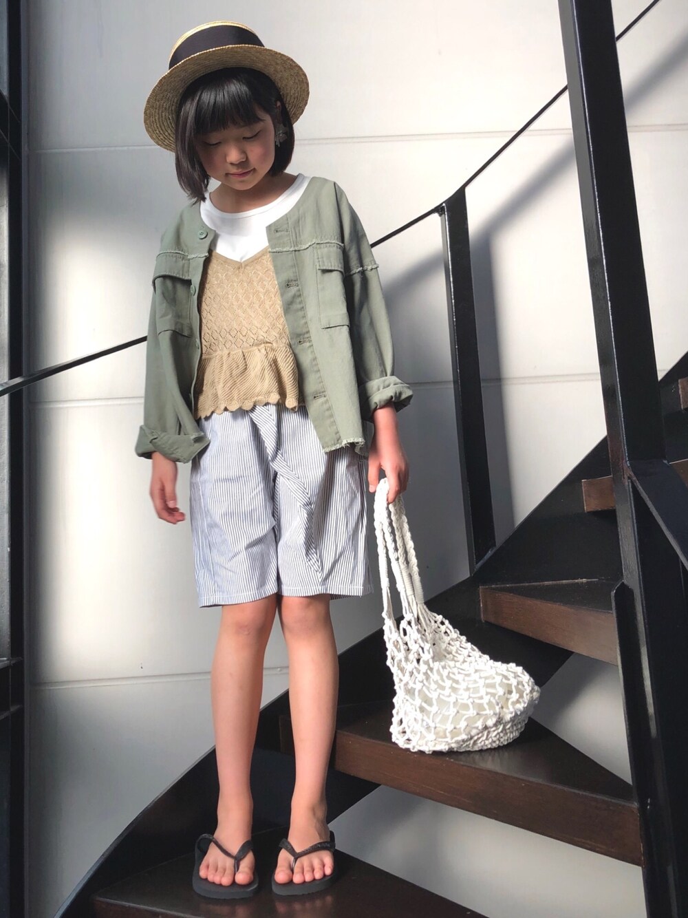 「春夏コーデ、キッズファッション、カジュアル、ストライプパンツ、サルエルパンツ、カンカン帽、ハーフパンツ、ビーチサンダル、ストライプ、ネットバッグ」｜「apres les coursの透かし編みキャミ＆Tシャツセット（Tシャツ/カットソー、ベージュ系）」を使った、★COCO☆さん（キッズ・136cm）の春コーディネートの1枚目の写真