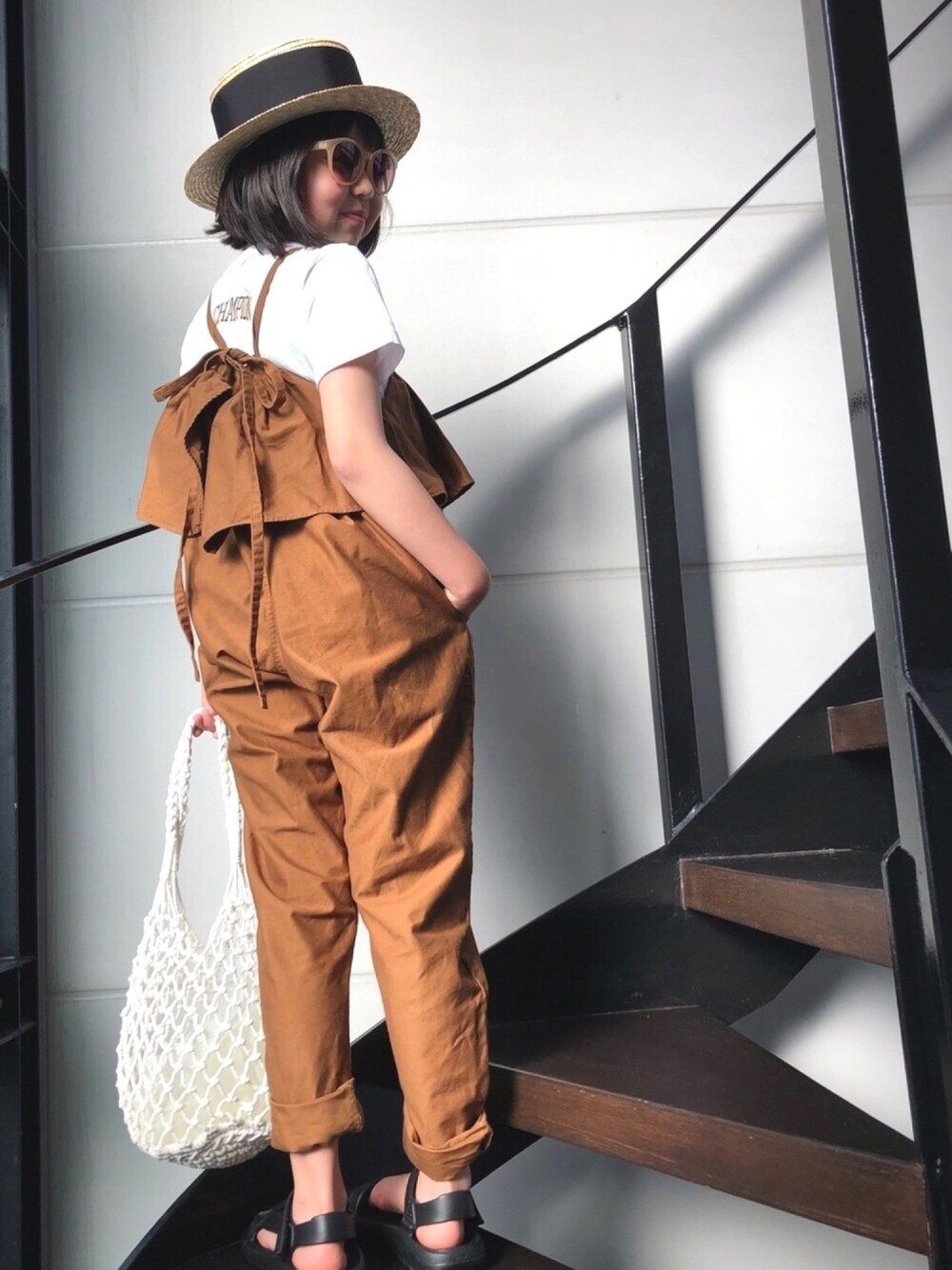 「Tシャツ、春夏コーデ、サロペット、teva、folkmade、チャンピオン、カンカン帽、休日コーデ、ブラウンコーデ、カジュアル」｜「Championの【WEB限定】KIDS Champion/チャンピオン KIDS PRINT TEE（Tシャツ/カットソー、ホワイト系）」を使った、★COCO☆さん（キッズ・136cm）の春コーディネートの1枚目の写真