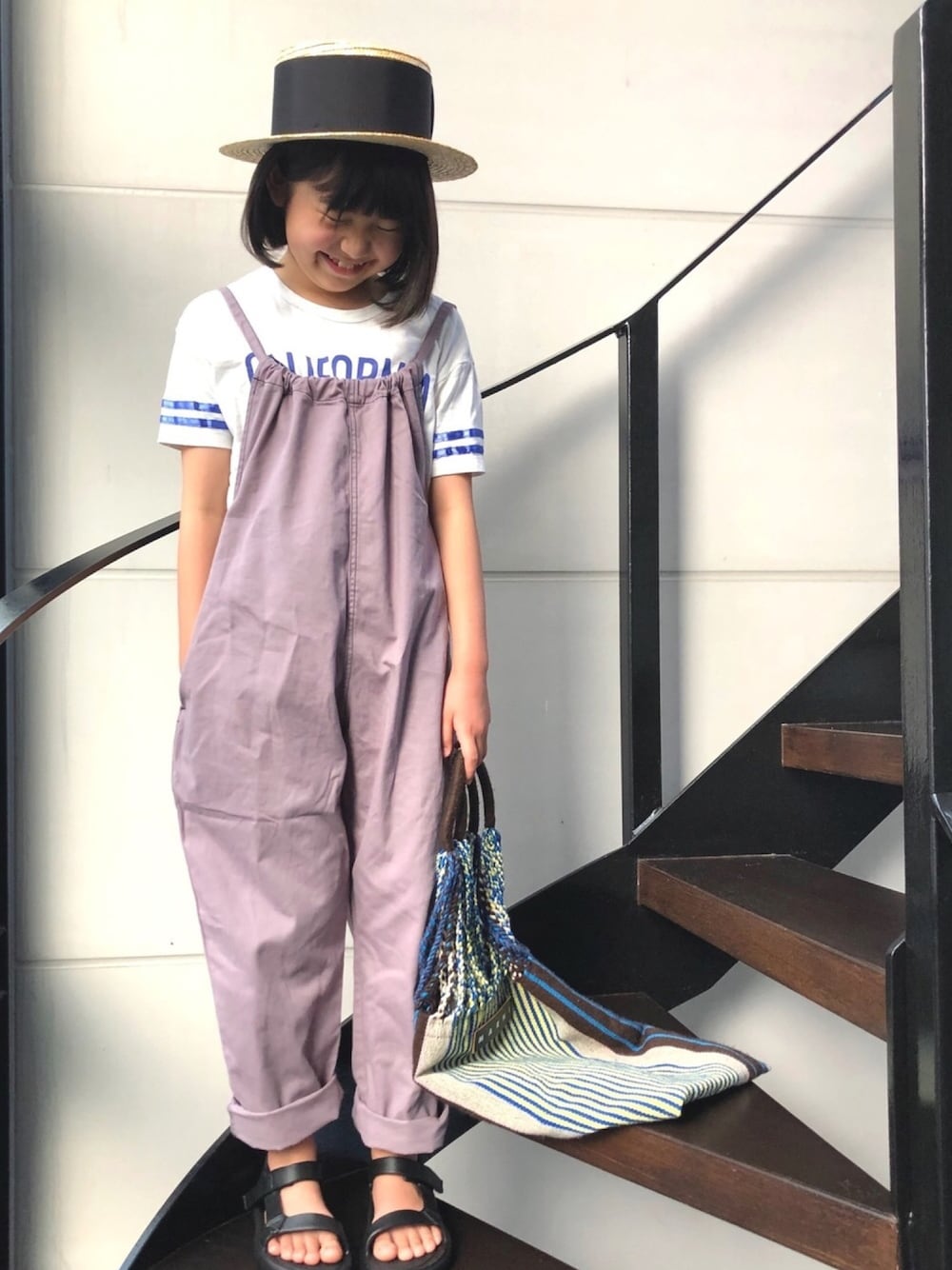 「サロペット、オーバーオール、カンカン帽、teva、サンダル、くすみカラー、Tシャツ、春夏コーデ、ゆるコーデ、休日スタイル」｜「WILLYSのwideリボン（ハット、ベージュ系）」を使った、★COCO☆さん（キッズ・136cm）の春コーディネートの1枚目の写真