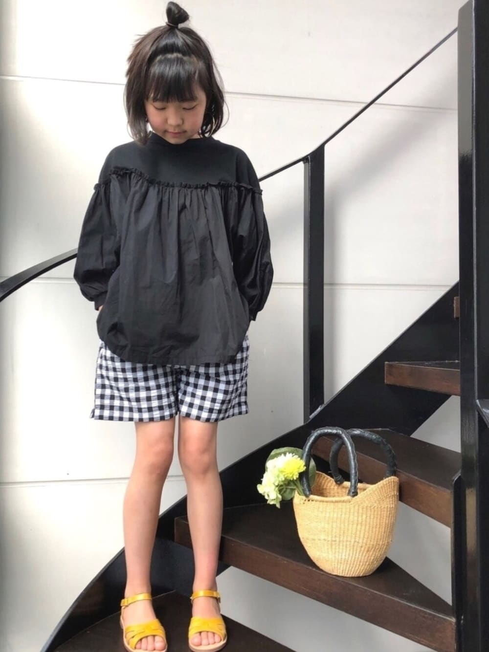 「チェック、ショートパンツ、サンダル、春夏コーデ、ZARA、休日スタイル、モノトーン、かごバッグ、夏、シンプルコーデ」｜「MoLのアイテム（トップス、ブラック系）」を使った、★COCO☆さん（キッズ・136cm）の春コーディネートの1枚目の写真