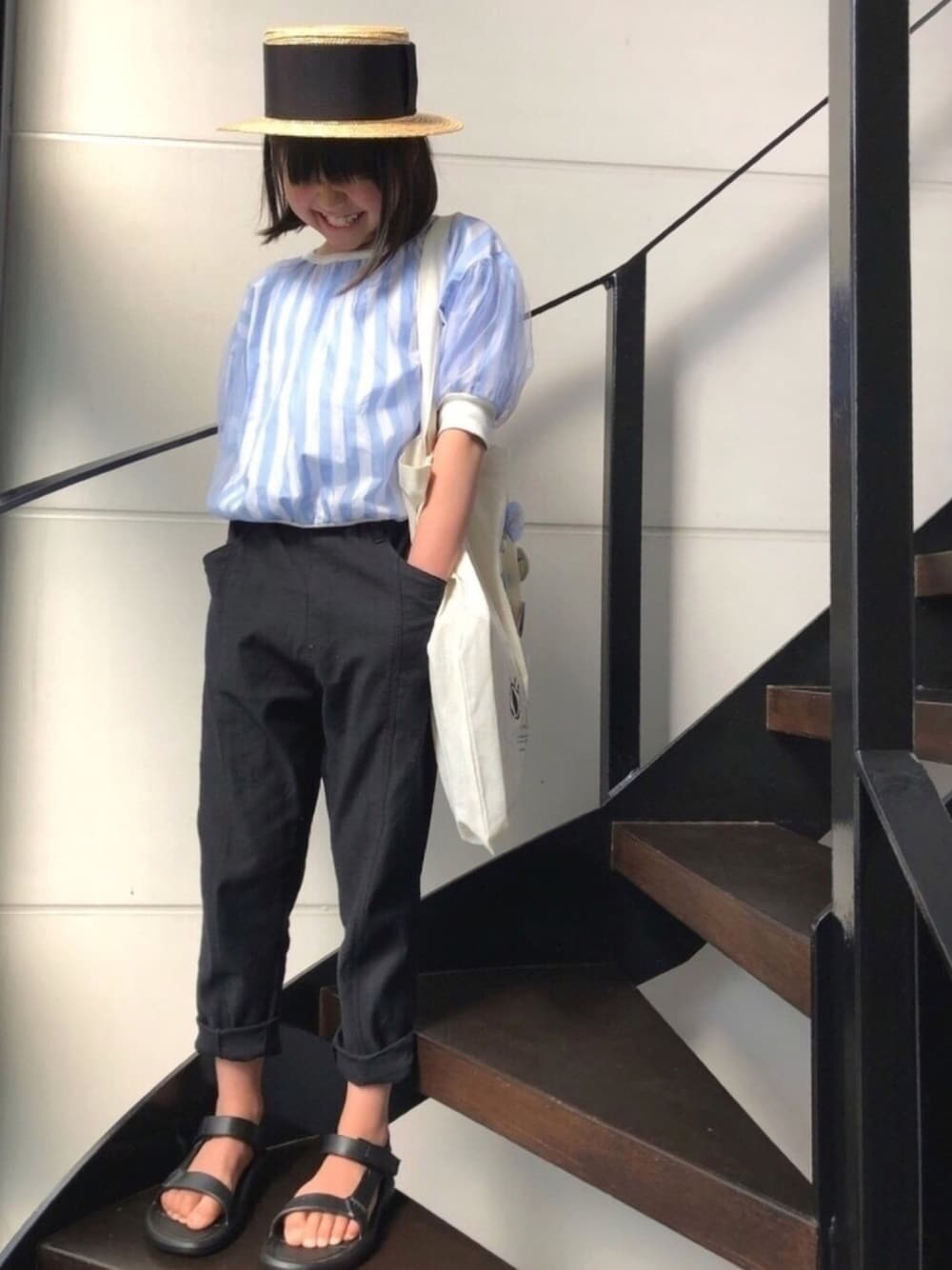 「春夏コーデ、シンプルコーデ、ストライプ、黒パンツ、クロップドパンツ、カンカン帽、teva、トートバッグ、スポーツサンダル、Branshes」｜「TevaのTEVA（テバ）HURRICANE DRIFT18cm-22cm（サンダル、ブラック系）」を使った、★COCO☆さん（キッズ・136cm）の春コーディネートの1枚目の写真