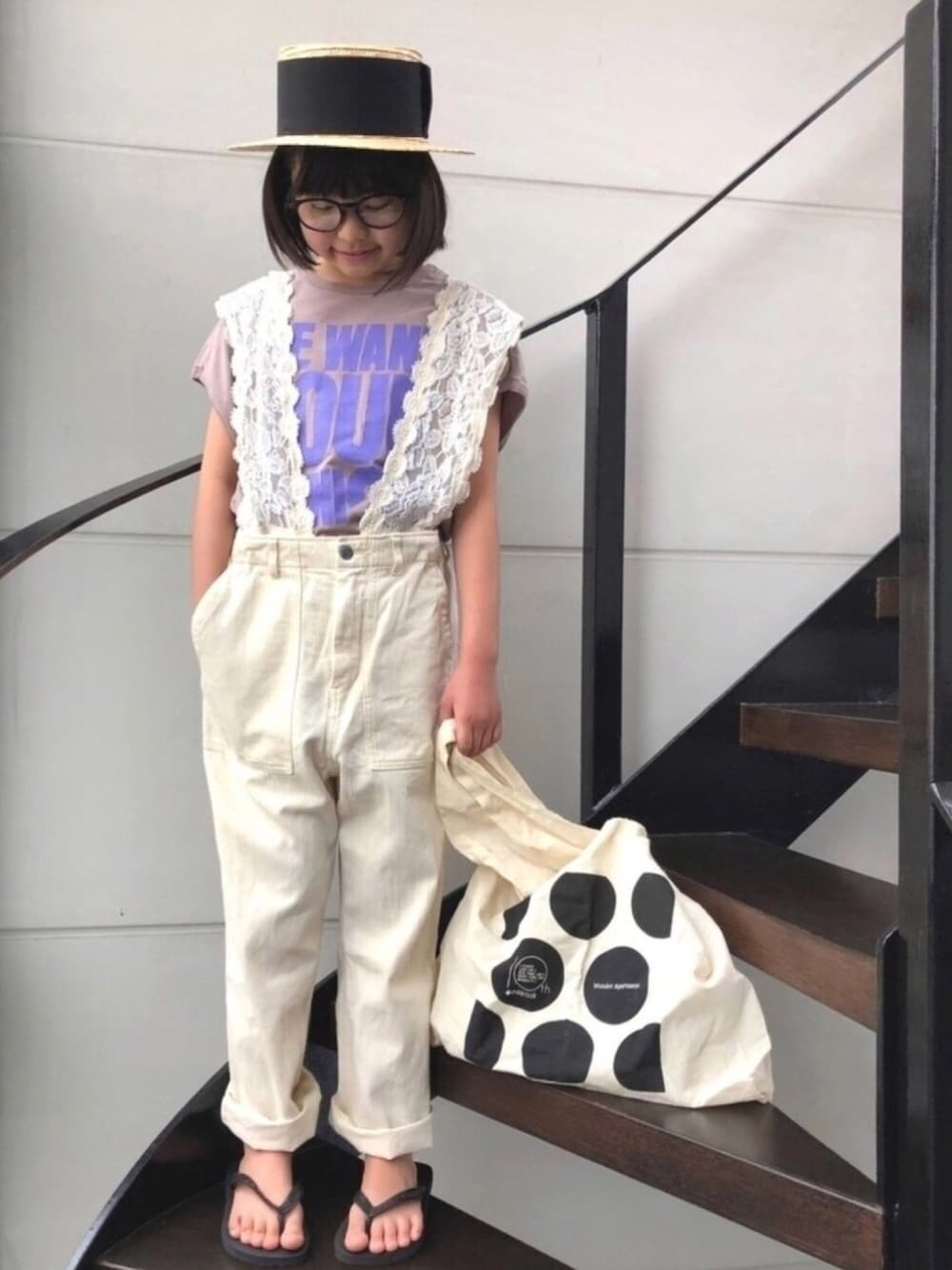 「サロペット、カジュアルコーデ、サンダル、ゆるコーデ、めがね、ロゴT、キッズコーデ、おうちファッション、春夏コーデ、カンカン帽」｜「WILLYSのwideリボン（ハット、ベージュ系）」を使った、★COCO☆さん（キッズ・136cm）の夏コーディネートの1枚目の写真