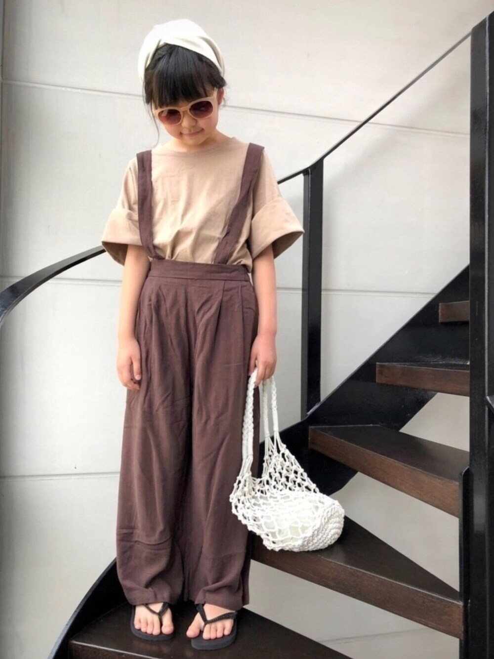 「Tシャツ、カジュアルコーデ、春夏コーデ、サンダル、ワイドパンツ、サロペット、シンプルコーデ、プチプラ、ゆるコーデ、サングラス」｜「antiquaの折返しスリーブデザインTシャツ（Tシャツ/カットソー、ベージュ系）」を使った、★COCO☆さん（キッズ・136cm）の夏コーディネートの1枚目の写真
