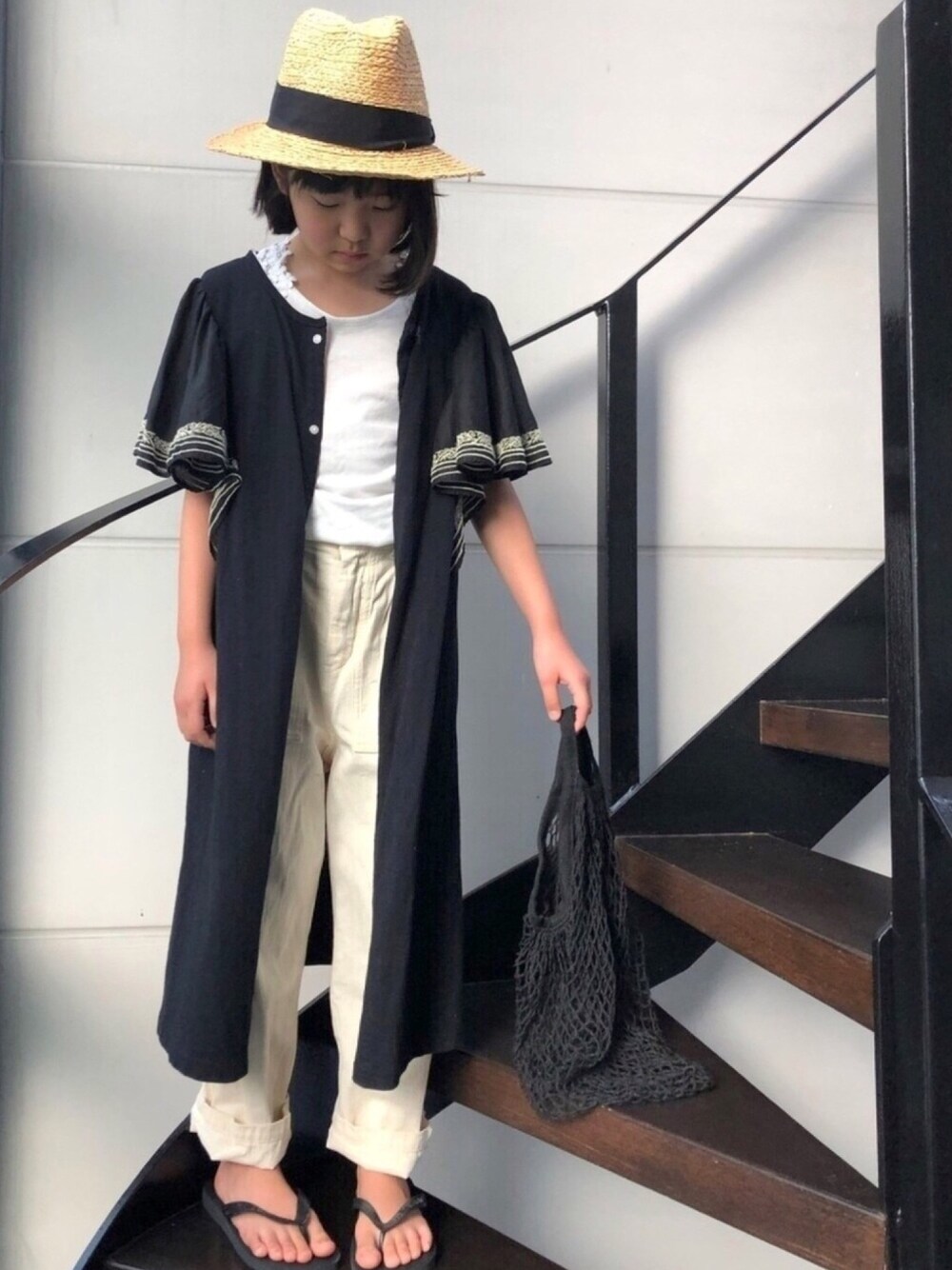 「麦わら帽子、ビーチサンダル、サンダル、春夏コーデ、モノトーン、ゆるコーデ、キッズコーデ、ワンピース、ハット、夏コーデ」｜「FiltのFILT:SHORTSTRAP NET BAG（エコバッグ/サブバッグ、ブラック系）」を使った、★COCO☆さん（キッズ・136cm）の春コーディネートの1枚目の写真