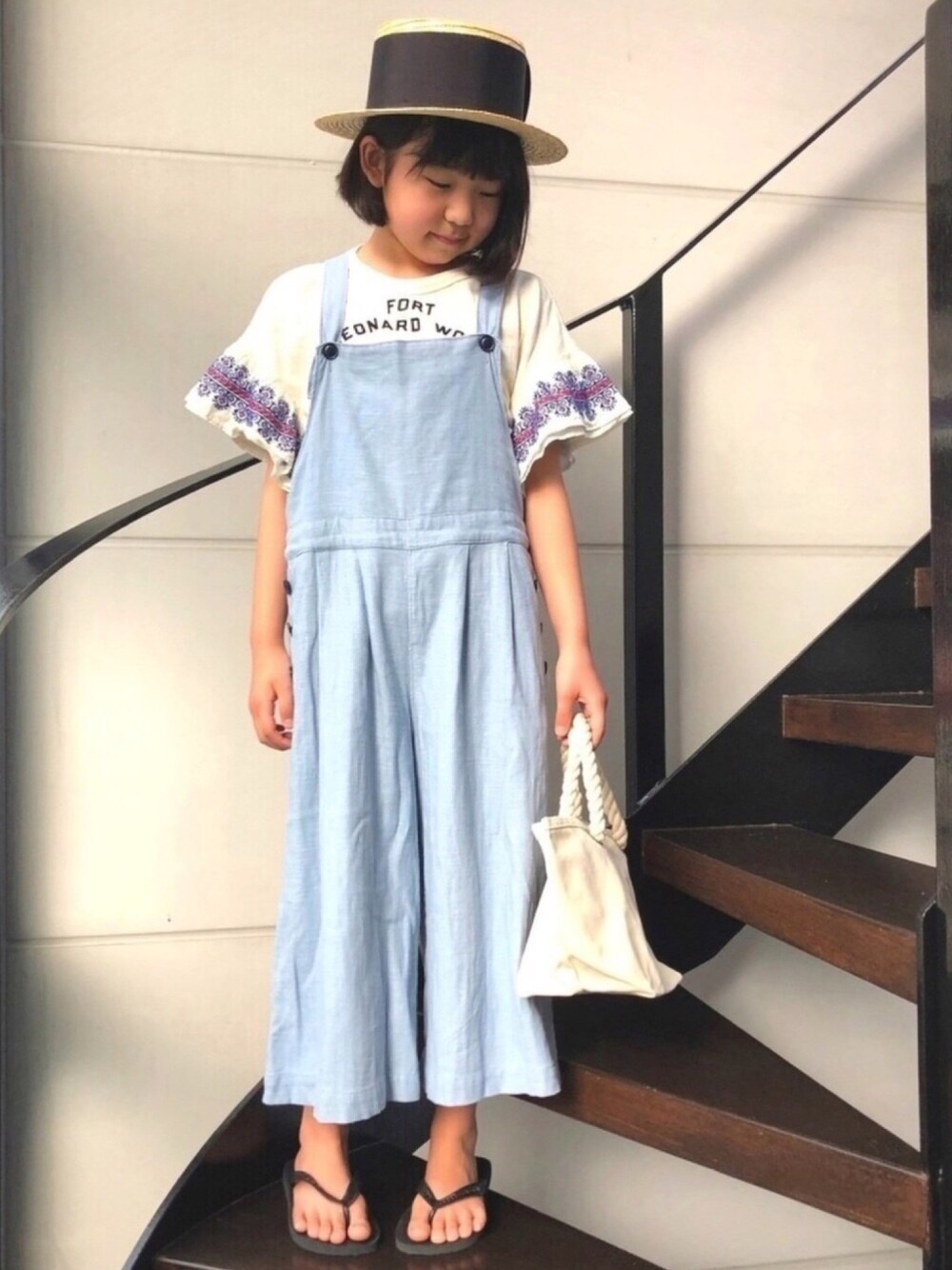 「サロペット、ゆるコーデ、休日スタイル、春夏コーデ、ビーチサンダル、シンプル、カンカン帽、おうちファッション、夏コーデ、サンダル」｜「maarookのアイテム（サロペット/オーバーオール、ブルー系）」を使った、★COCO☆さん（キッズ・136cm）の春コーディネートの1枚目の写真