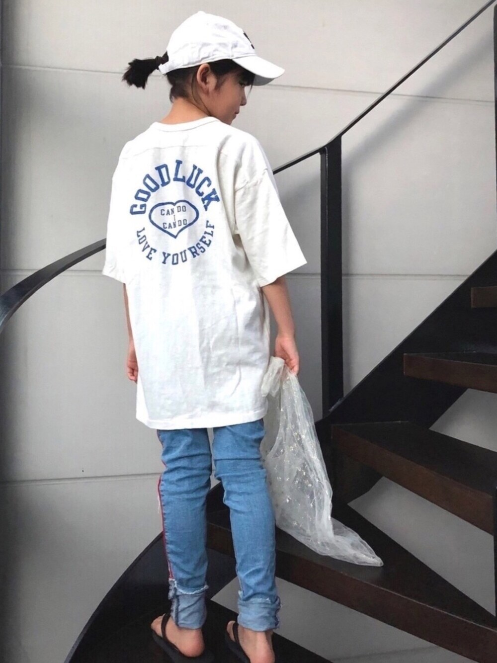 「キャップ、カジュアルコーデ、夏だ！Tシャツ着よう！、デニムパンツ、サンダル、ゆるコーデ、オーバーサイズ、ビッグシルエット、ZARA、ロゴT」｜「DENIM DUNGAREEのトンプキン天竺 CHEERS2 チョーBIG Tシャツ（Tシャツ/カットソー、ホワイト系）」を使った、★COCO☆さん（キッズ・136cm）の夏コーディネートの1枚目の写真