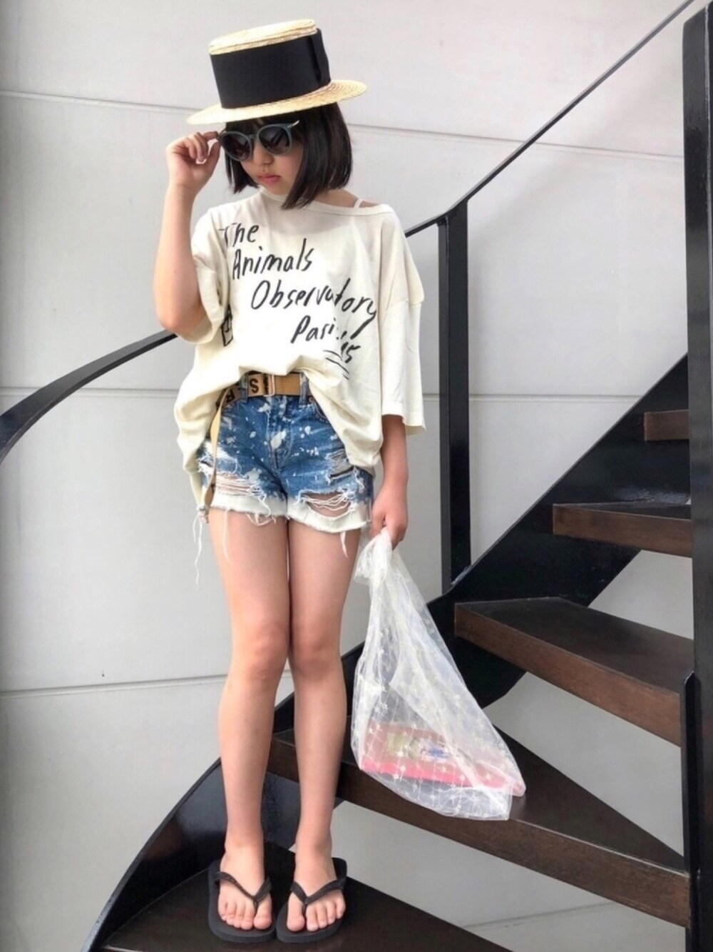 「ショートパンツ、カジュアルコーデ、夏だ！Tシャツ着よう！、カンカン帽、ベルト、サングラス、Tシャツ、オーバーサイズ、ロゴT、ビーチサンダル」｜「The animals observatoryのアイテム（Tシャツ/カットソー、ホワイト系）」を使った、★COCO☆さん（キッズ・136cm）の夏コーディネートの1枚目の写真