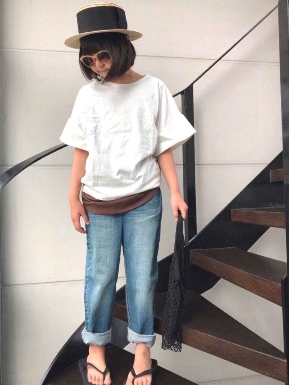 「デニムパンツ、Tシャツ、レイヤードスタイル、ビーチサンダル、カンカン帽、夏だ！Tシャツ着よう！、シンプルコーデ、ゆるコーデ、サングラス、夏コーデ」｜「WILLYSのwideリボン（ハット、ベージュ系）」を使った、★COCO☆さん（キッズ・136cm）の夏コーディネートの1枚目の写真