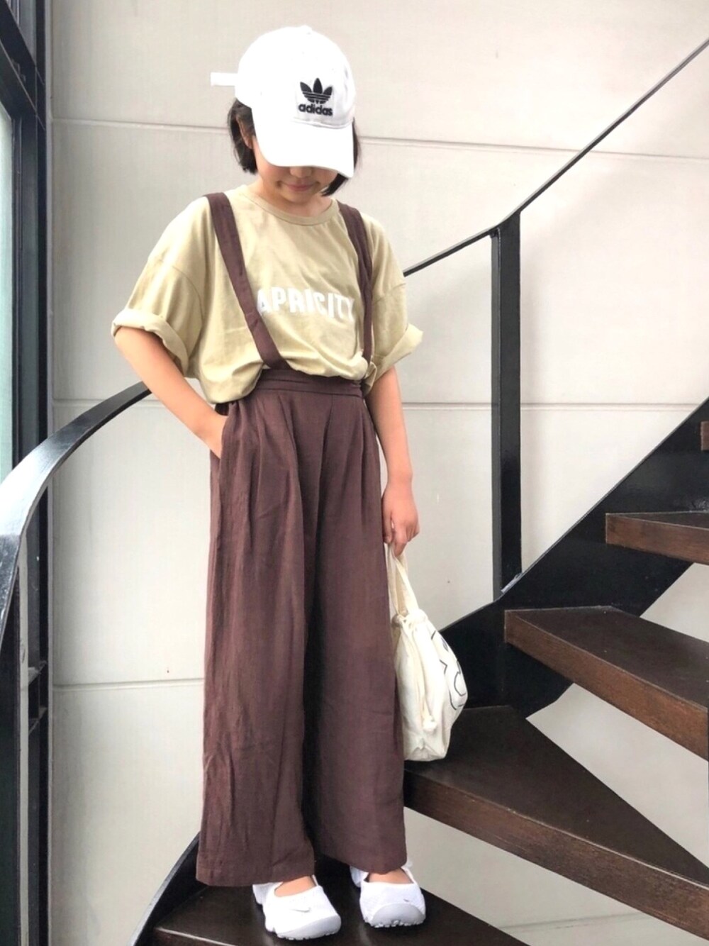 「カジュアルコーデ、サロペット、夏コーデ、ゆるコーデ、プチプラ、スポーツミックス、エアリフト、ロゴT、キャップ、休日スタイル」｜「undeny.のundeny./アンディニー　 APRICITY　ビッグTシャツ（Tシャツ/カットソー、ベージュ系）」を使った、★COCO☆さん（キッズ・138cm）の夏コーディネートの1枚目の写真