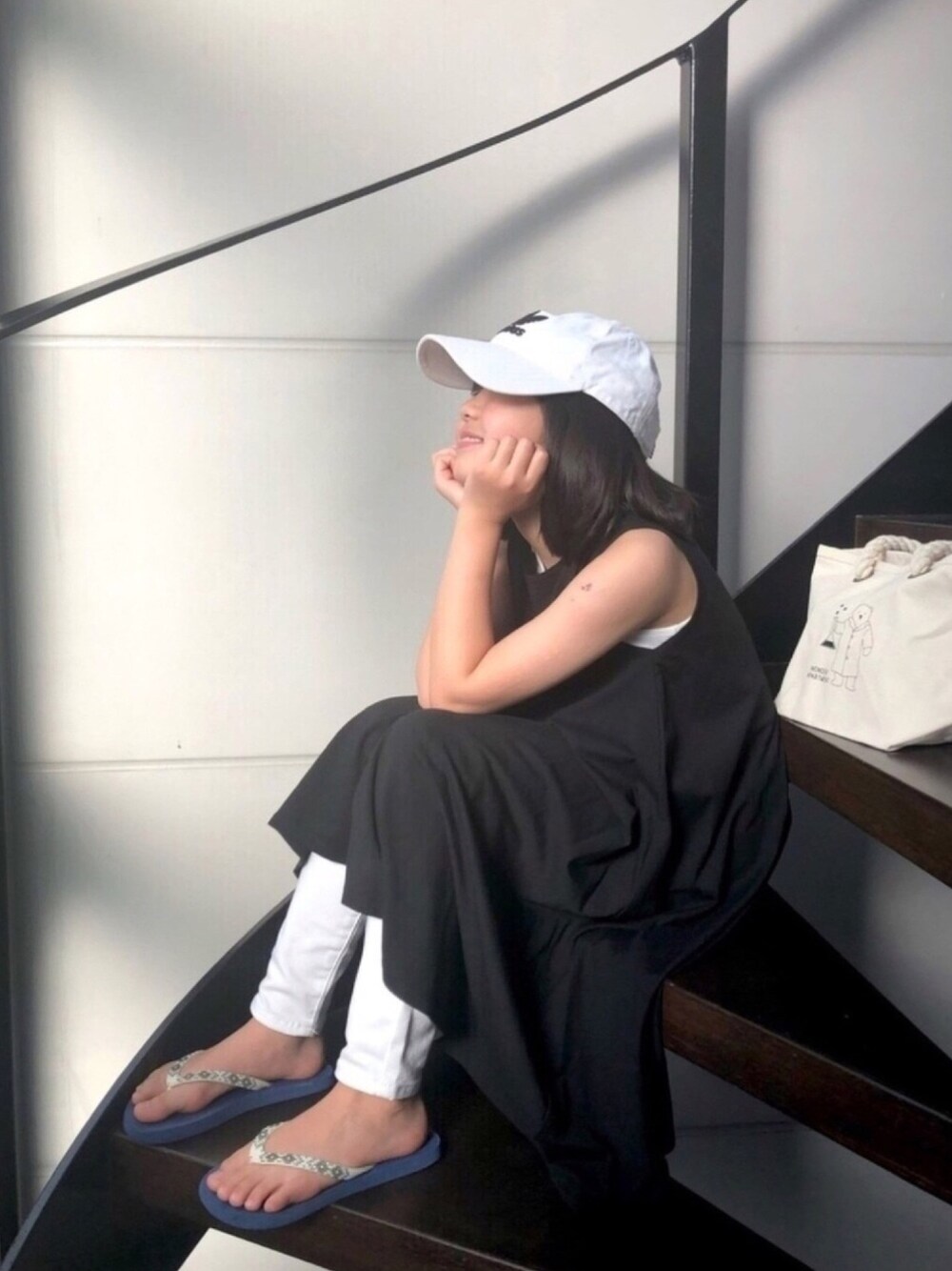 「部屋撮り、休日スタイル、夏コーデ、おうちファッション、リラックススタイル、ワンピース、ビーサン、白パンツ、モノトーン、キャップ」｜「BRANSHESの【WEB限定】ノースリーブカットワンピース 100cm～140cm（ワンピース、ブラック系）」を使った、★COCO☆さん（キッズ・136cm）の春コーディネートの1枚目の写真
