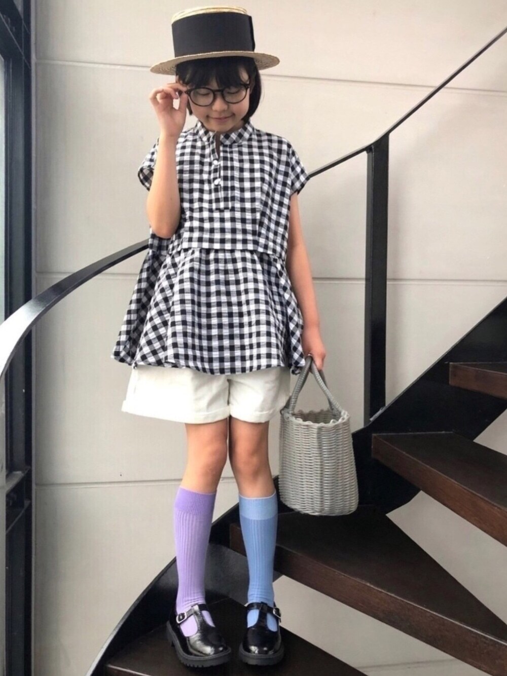 「ギンガムチェック、白パンツ、ソックス、カンカン帽、ショートパンツ、麦わら帽子、めがね、休日スタイル、夏コーデ、かごバッグ」｜「WILLYSのwideリボン（ハット、ベージュ系）」を使った、★COCO☆さん（キッズ・138cm）の夏コーディネートの1枚目の写真