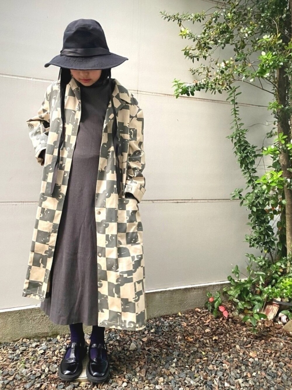 「トレンチコート、カジュアルコーデ、ロングスカート、ロングワンピース、休日スタイル、チェック、ハット、グレー、オーバーサイズ、ロングコート」｜「GO TO HOLLYWOODのアイテム（ハット、ブラック系）」を使った、★COCO☆さん（キッズ・140cm）の秋コーディネートの1枚目の写真
