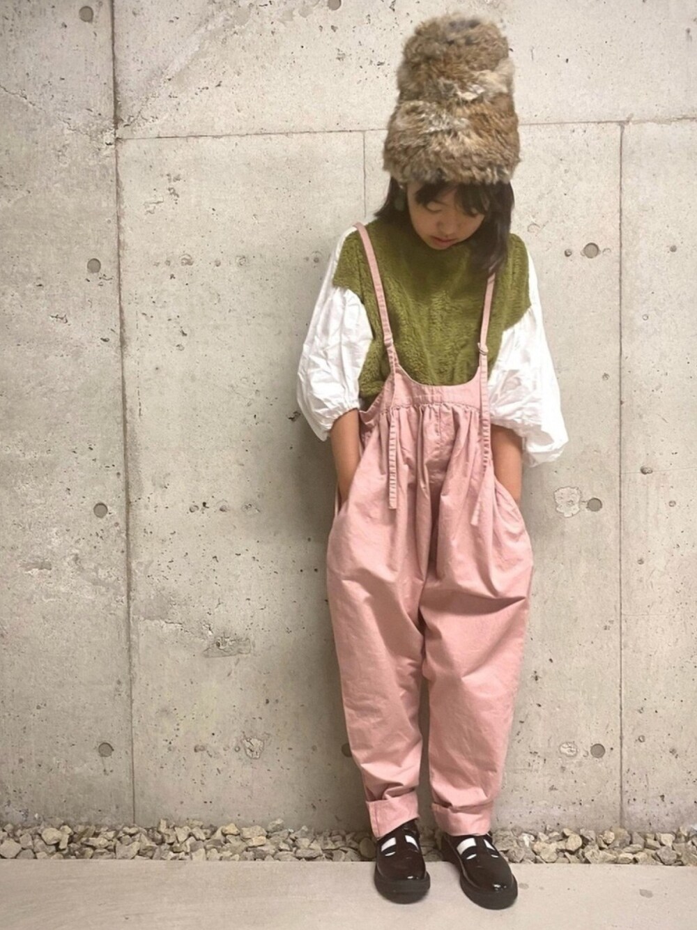 「サロペット、ボア、ニット帽、ZARA、淡色コーデ、ゆるコーデ、休日スタイル、オーバーオール、ピンク、folkmade」｜「folkmadeのアイテム（オールインワン・サロペット、ピンク系）」を使った、★COCO☆さん（キッズ・140cm）の秋コーディネートの1枚目の写真