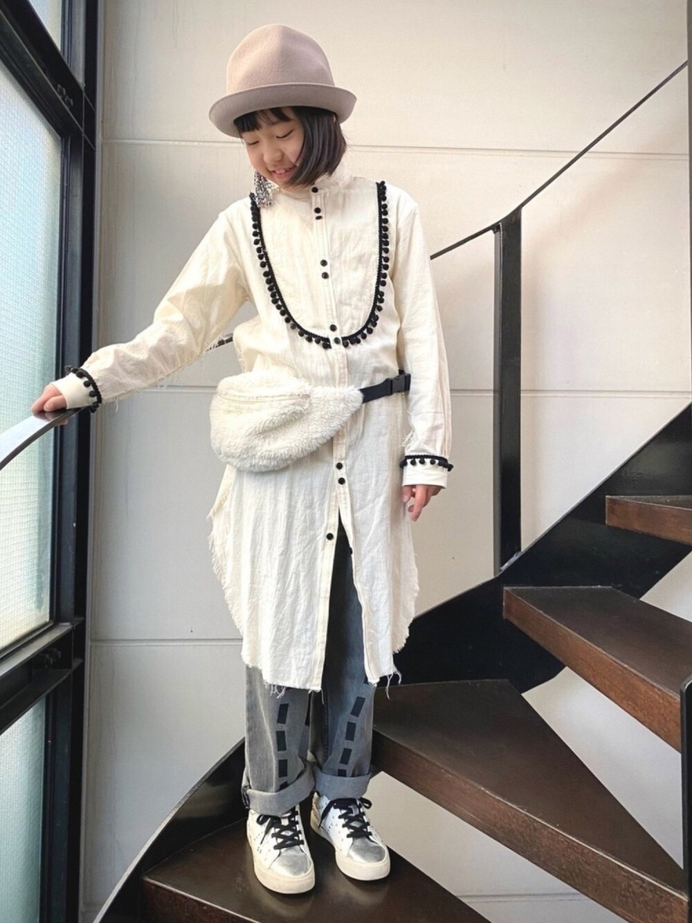 「モノトーン、カジュアルコーデ、ロングシャツ、フリンジ、ハット、スニーカーコーデ、ボアバッグ、ウエストポーチ、シャツスタイル、デニムパンツ」｜「MOUNTENのアイテム（ハット、グレー系）」を使った、★COCO☆さん（キッズ・140cm）の冬コーディネートの1枚目の写真