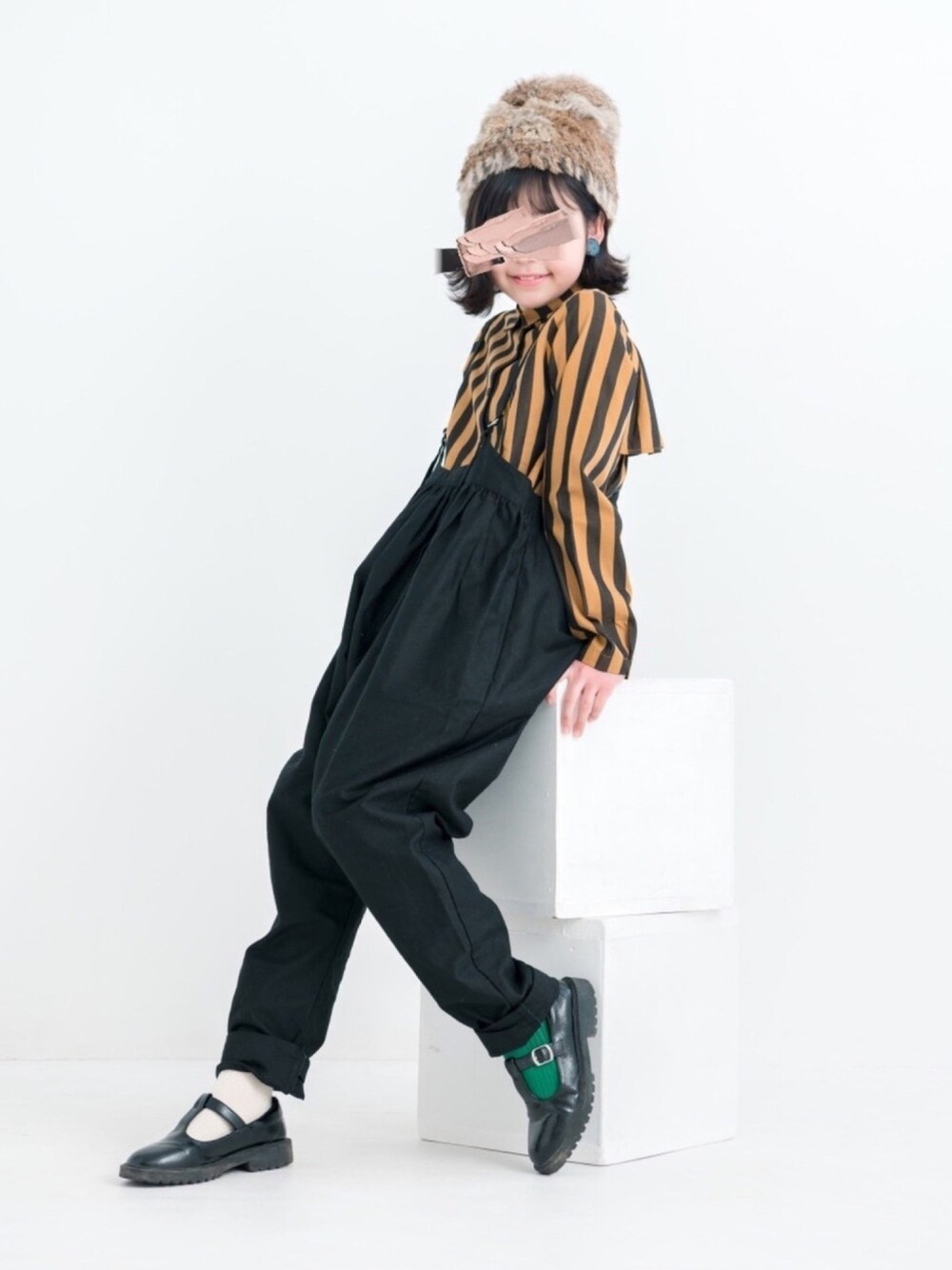 「休日スタイル、サロペット、ストライプ、ストライプシャツ、ニット帽、キッズコーデ、冬コーデ、ブラウンコーデ、ソックス、マイベストコーデ2020」｜「folkmadeのアイテム（オールインワン・サロペット、ブラック系）」を使った、★COCO☆さん（キッズ・140cm）の冬コーディネートの1枚目の写真