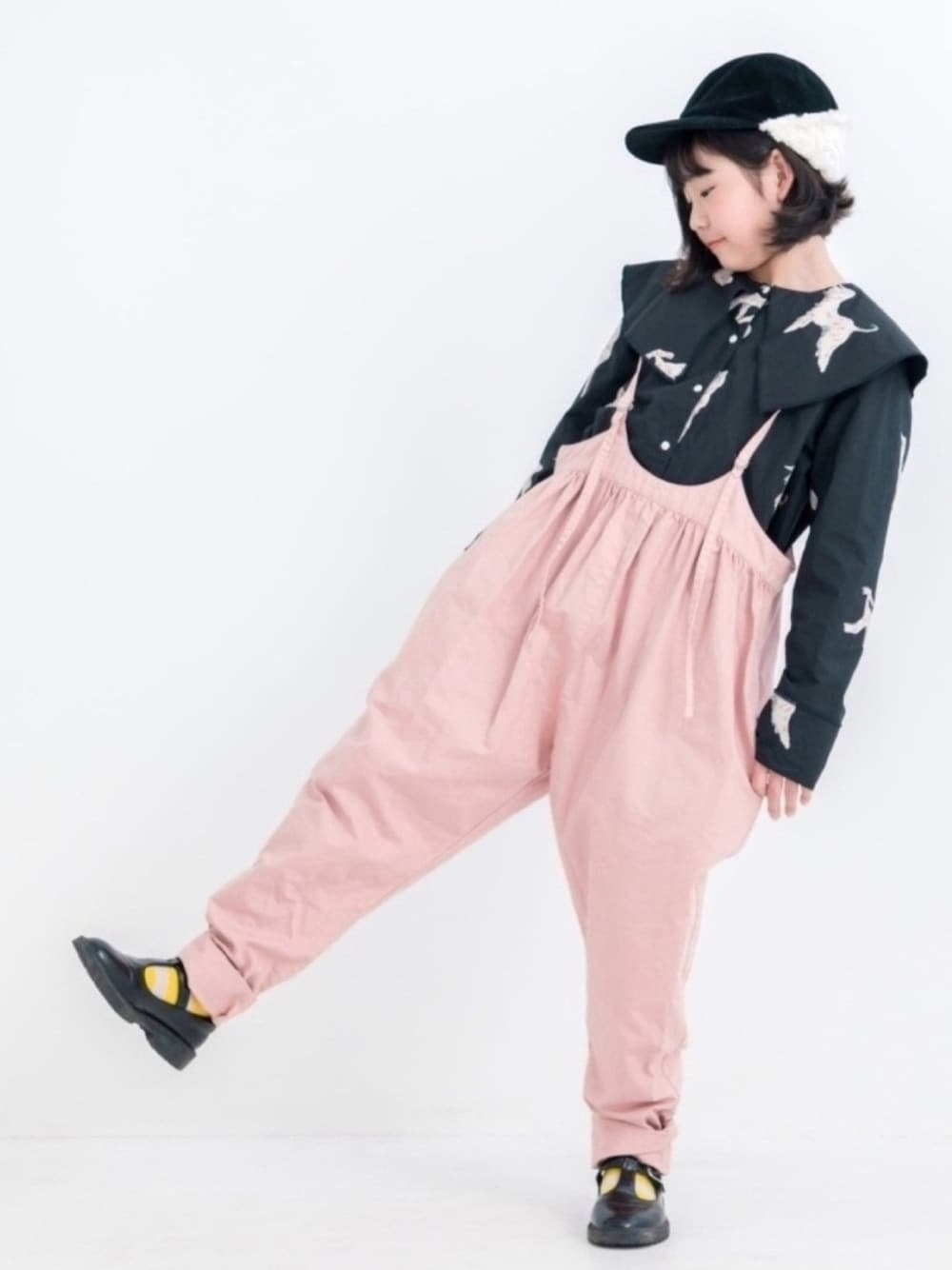 「サロペット、カラーパンツ、ブラウス、柄ブラウス、くすみカラー、マイベストコーデ2020、キャップ、くすみピンク、カジュアルコーデ、休日スタイル」｜「folkmadeのアイテム（オールインワン・サロペット、ピンク系）」を使った、★COCO☆さん（キッズ・140cm）の冬コーディネートの1枚目の写真
