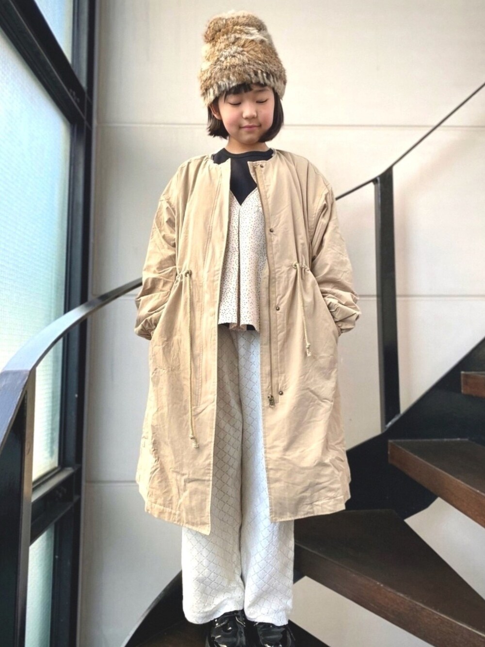 「カジュアルコーデ、パンツスタイル、休日スタイル、白パンツ、私の推しブランド、レースパンツ、レイヤードスタイル、ベージュ、ガスコート、モッズコート」｜「Wonder apartmentのアイテム（トップス、ホワイト系）」を使った、★COCO☆さん（キッズ・140cm）の冬コーディネートの1枚目の写真