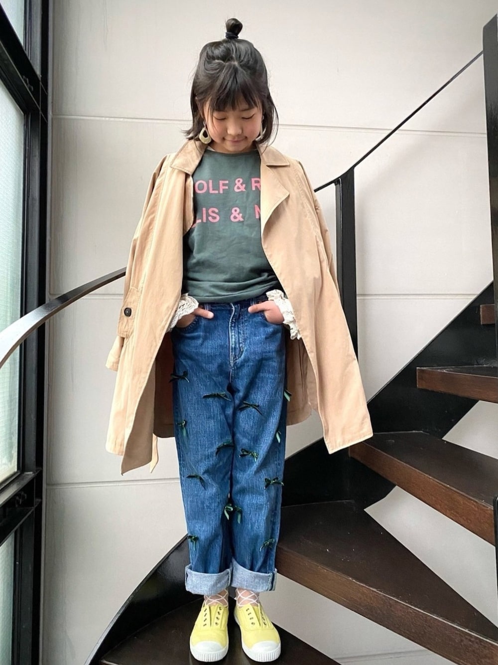 「春めきシューズ、ロゴスウェット、デニムパンツ、トレンチコート、カジュアルコーデ、春コーデ、休日スタイル、グリーン、パステル映える春、スウェット」｜「ZARA KIDSのアイテム（トレンチコート、ベージュ系）」を使った、★COCO☆さん（キッズ・140cm）の春コーディネートの1枚目の写真