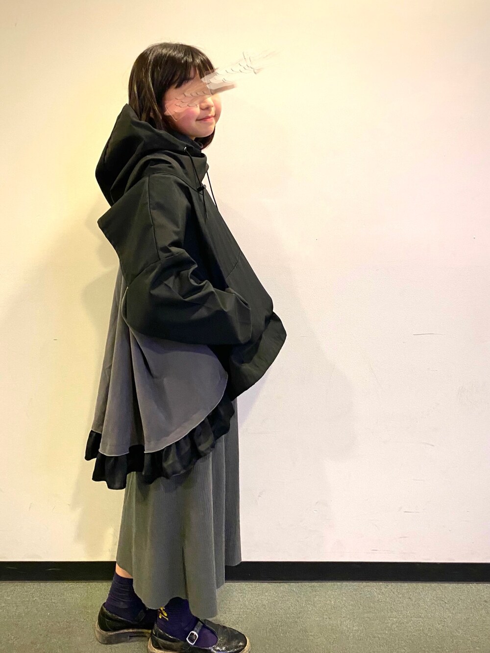 「ナイロンパーカー、雨の日コーデ、パーカー、休日スタイル、シンプルコーデ、春コーデ、フリル、グレー、ブラック、春アウター」｜「GRISのアイテム（ワンピース、グレー系）」を使った、★COCO☆さん（キッズ・140cm）の春コーディネートの1枚目の写真