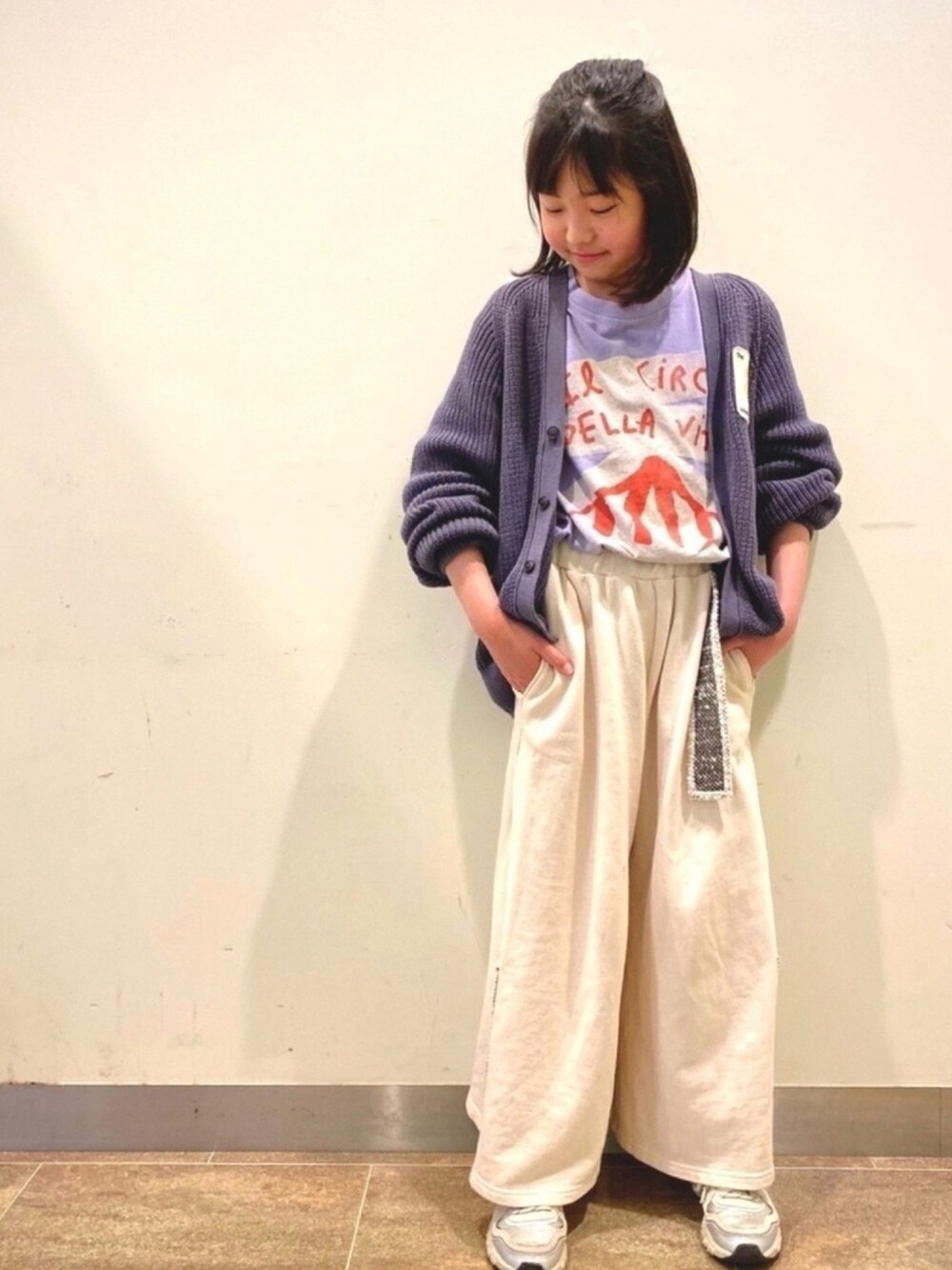 「Tシャツ、カジュアルコーデ、ワイドパンツ、パステル映える春、淡色コーデ、カーディガン、スニーカー、休日スタイル、白パンツ、ゆるコーデ」｜「UJUのアイテム（パンツ、ホワイト系）」を使った、★COCO☆さん（キッズ・140cm）の春コーディネートの1枚目の写真