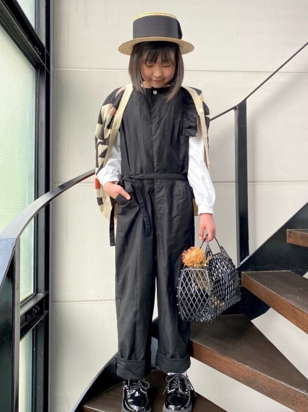 「カーディガン、カンカン帽、カバーオール、カジュアルコーデ、モノトーン、レースアップシューズ、休日スタイル、むぎわら帽子、レイヤードスタイル、かごバッグ」｜「folkmadeのアイテム（オールインワン・サロペット、ブラック系）」を使った、★COCO☆さん（キッズ・140cm）の春コーディネートの1枚目の写真