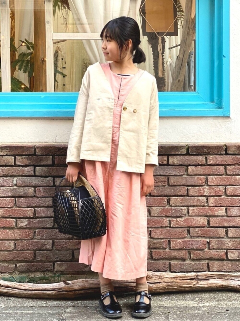 「カバーオール、ピンク、淡色コーデ、ジャケット、春夏コーデ、カジュアルコーデ、休日スタイル、カンカン帽、キッズコーデ、サロペット」｜「antiquaのジャケット 一点投入でオシャレな新風をプラス。（テーラードジャケット、ベージュ系）」を使った、★COCO☆さん（キッズ・140cm）の春コーディネートの1枚目の写真