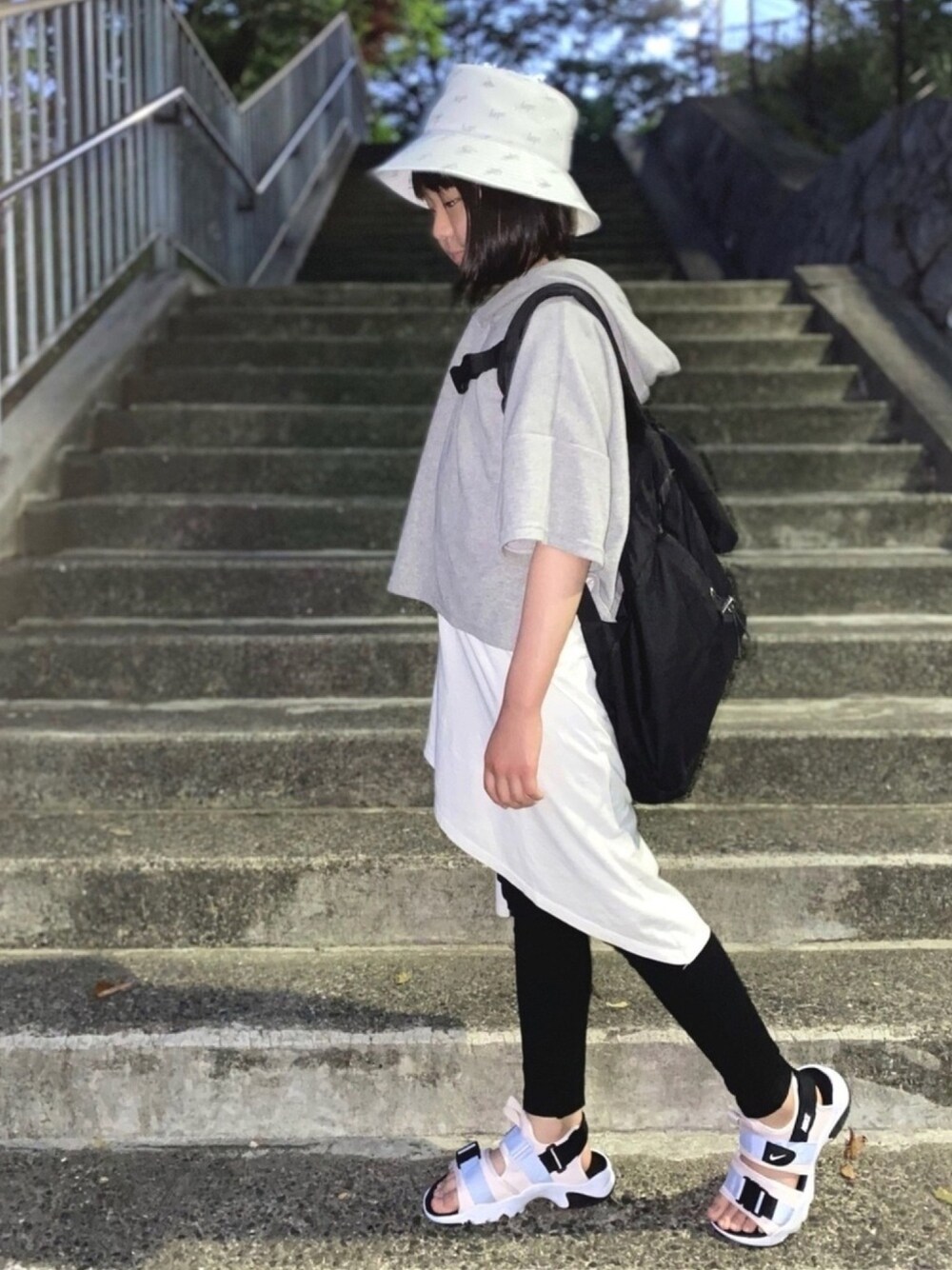 「これが私をアゲる服、休日スタイル、サンダル、バケットハット、ストリート、スポーツサンダル、パーカー、レイヤードスタイル、ナイキ、カジュアルコーデ」｜「FABRIQ REPORTのアイテム（パーカー、グレー系）」を使った、★COCO☆さん（キッズ・140cm）の春コーディネートの1枚目の写真