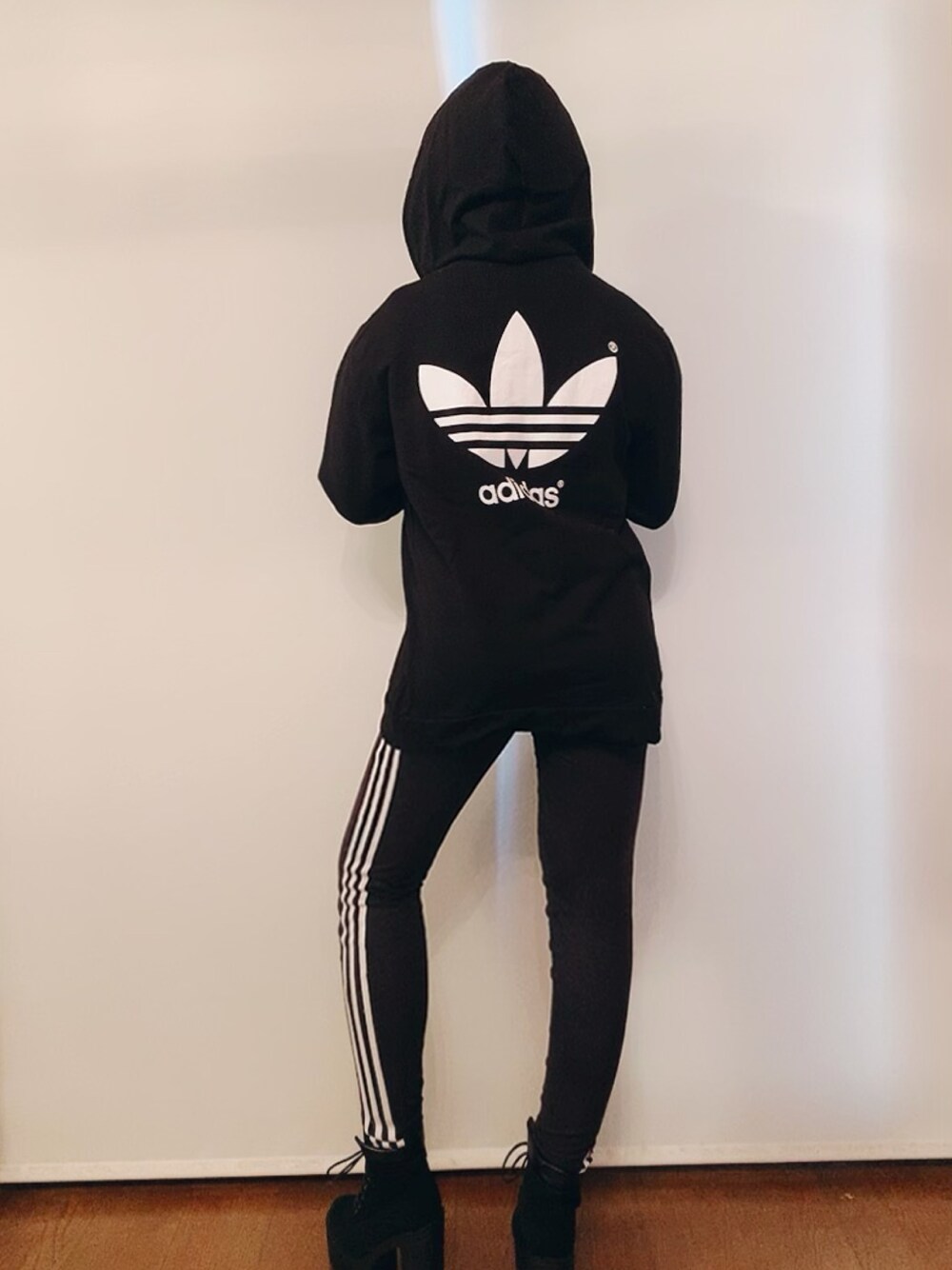 「アディダス、アディダスオリジナルス、アディダスコーデ、レギンス、パーカー、ブラックコーデ」｜「adidasのadidas Originals 3STR LEGGINGS（その他パンツ、ブラック系）」を使った、sssさん（レディース・154cm）の春コーディネートの1枚目の写真