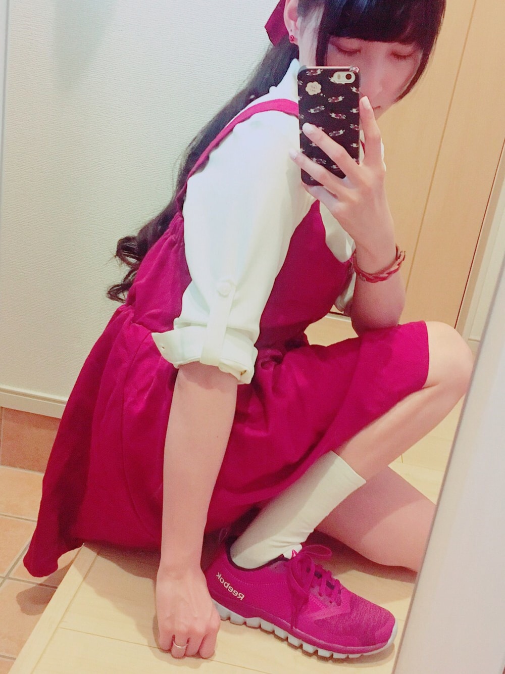 「赤コーデ、トイレの花子さん」｜「Reebokのアイテム（スニーカー、レッド系）」を使った、senaさん（レディース・151cm）の秋コーディネートの1枚目の写真