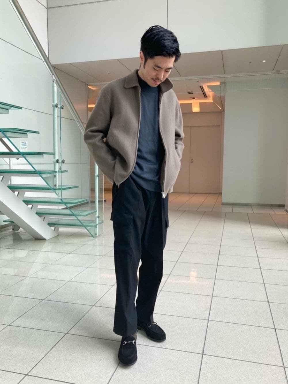「リラックス、シューズ、モード、ニット/セーター、ぱんつ、□Mお悩み別 / ほっそり、あうたー」｜「JOHN SMEDLEYの＜JOHN SMEDLEY（ジョン スメドレー）＞A4546 24G モックネック ニット（ニット/セーター、グレー系）」を使った、iwasaki_tさん（メンズ・175cm）の秋コーディネートの1枚目の写真