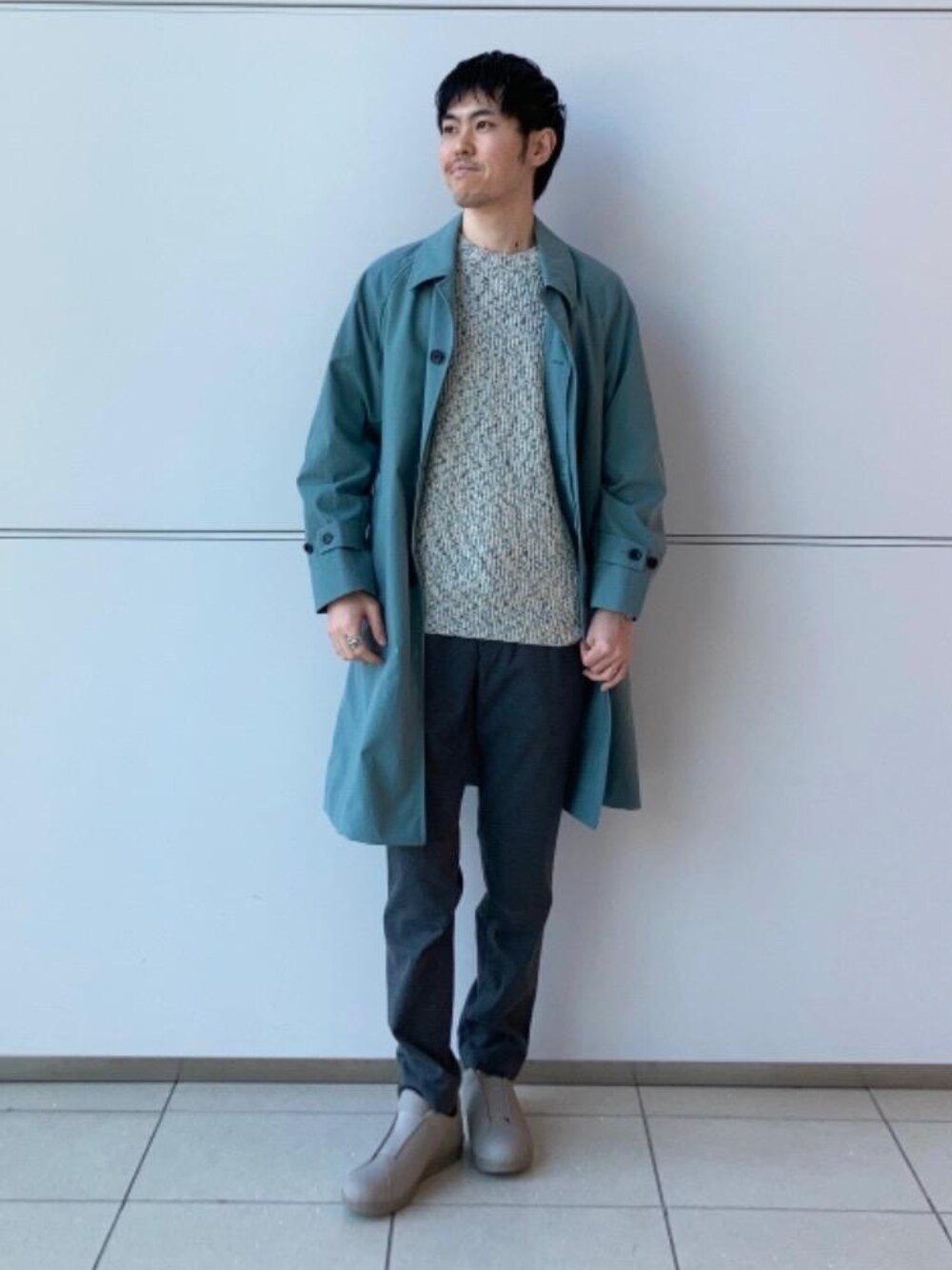 「スニーカー、リラックス、シューズ、フェミニン、モード、ニット/セーター、□Mお悩み別 / ほっそり」｜「green label relaxingの＜green label relaxing＞フルフランナローユーティリティー パンツ -ストレッチ-（その他パンツ、グレー系）」を使った、iwasaki_tさん（メンズ・175cm）の冬コーディネートの1枚目の写真