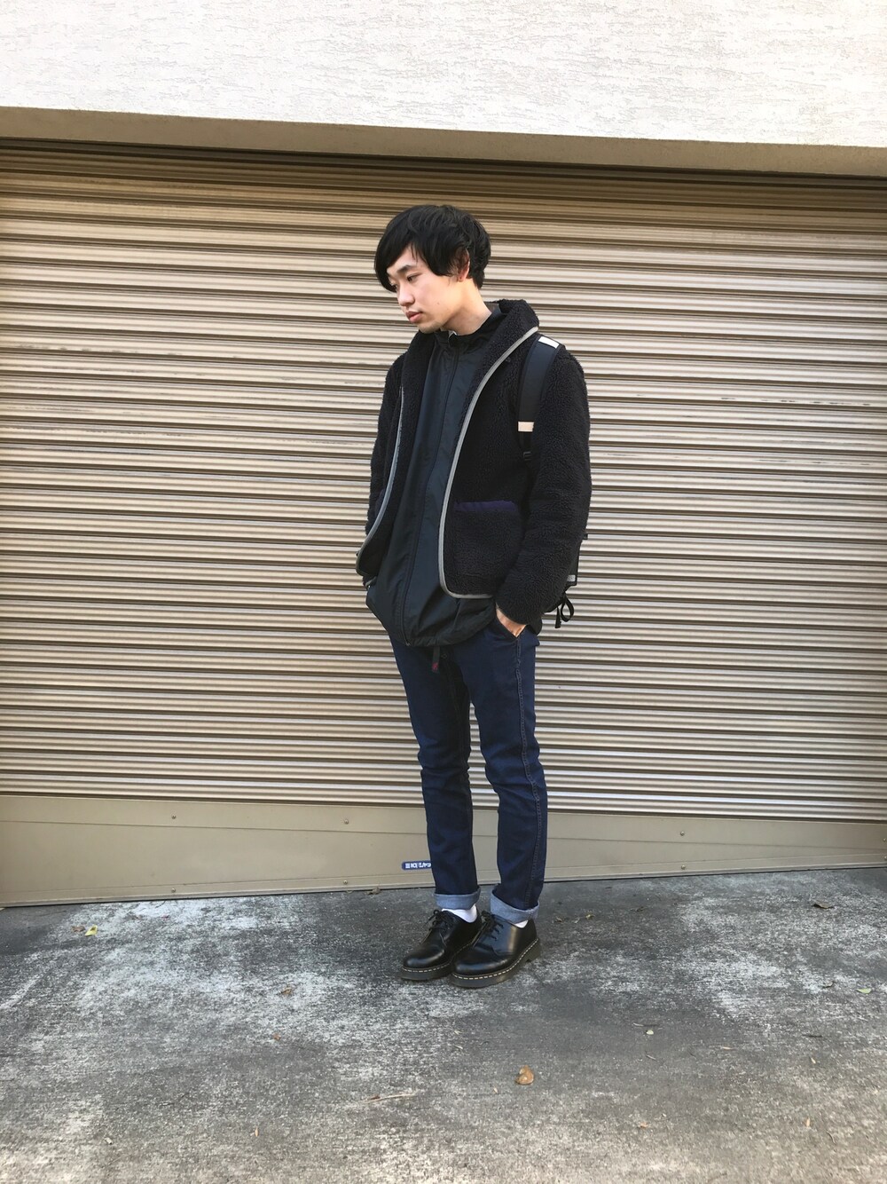 「スキニーデニム、モフモフ、ナイロンパーカー、ドクターマーチン、バックパック、黒、学生、お母さん撮影ありがと」｜「Gramicciの【Gramicci】 denim nn-pants◆（デニムパンツ、ブラック系）」を使った、ししさん（メンズ・171cm）の冬コーディネートの1枚目の写真