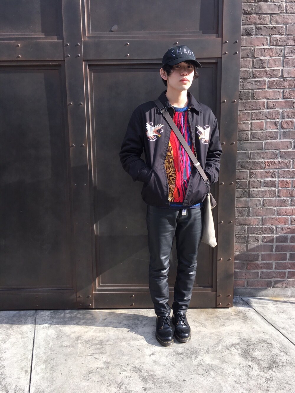 「モード、黒、刺繍、キャップ、マーチン、レザーパンツ、ボッテガヴェネタ、COOGI、柄、はるコーデ」｜「Dr. MartensのDr.Martens (ドクターマーチン)/1461 3EYE GIBSON SHOES（その他シューズ、ブラック系）」を使った、ししさん（メンズ・171cm）の春コーディネートの1枚目の写真