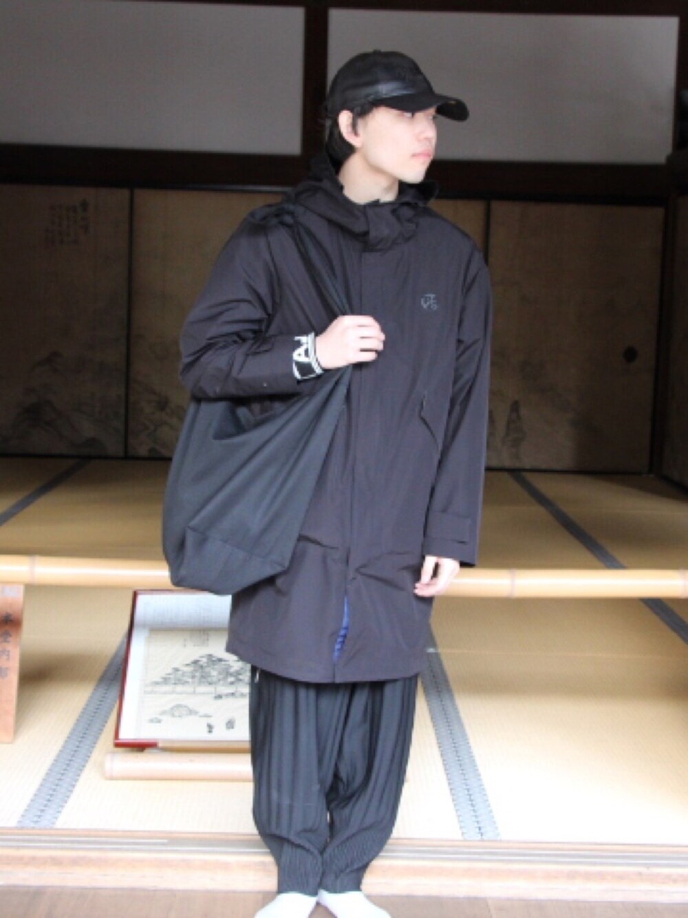 「モード、オールブラック、スプリングコート、プリーツパンツ、イッセイミヤケ、Paul Smith、armani jeans、京都」｜「Dulcamaraの2017春夏　よそいきバッグ 　UNISEX（ショルダーバッグ、ブラック系）」を使った、ししさん（メンズ・171cm）の春コーディネートの1枚目の写真