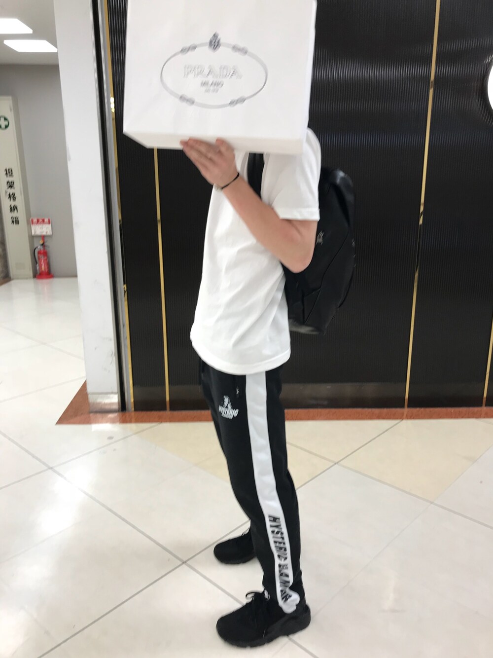 「スニーカー、PRADA、nopanties、Hysteric Glamour、トラックパンツ、白Tシャツ、リュック」｜「no pantiesのアイテム（Tシャツ/カットソー、ホワイト系）」を使った、ししさん（メンズ・171cm）の夏コーディネートの1枚目の写真