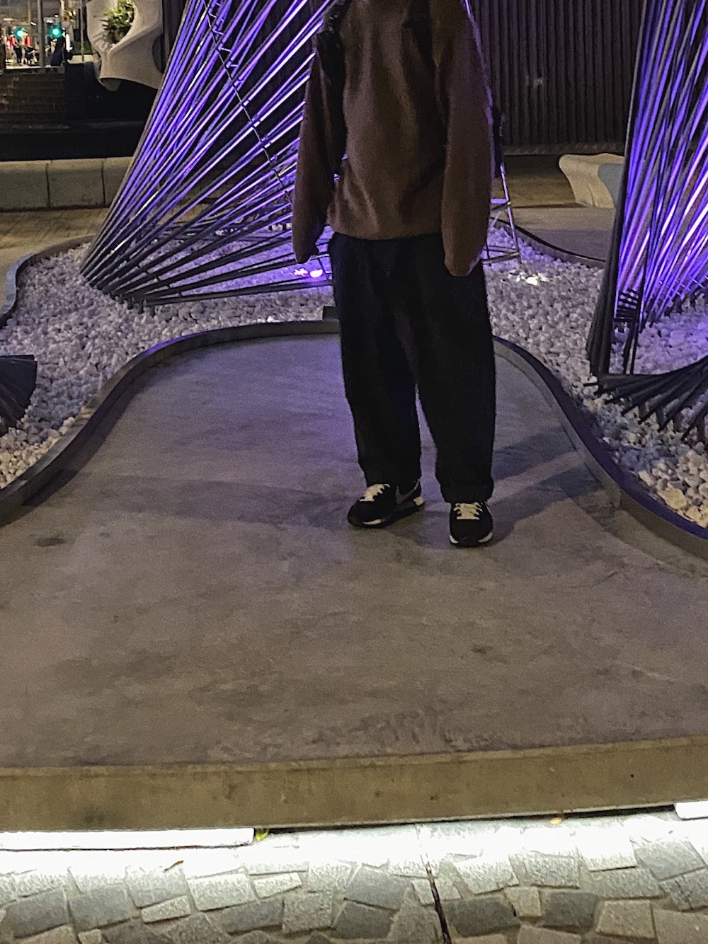 「colinaのアイテム（パンツ、ブラック系）」を使った、kyleさん（メンズ・172cm）の春コーディネートの1枚目の写真