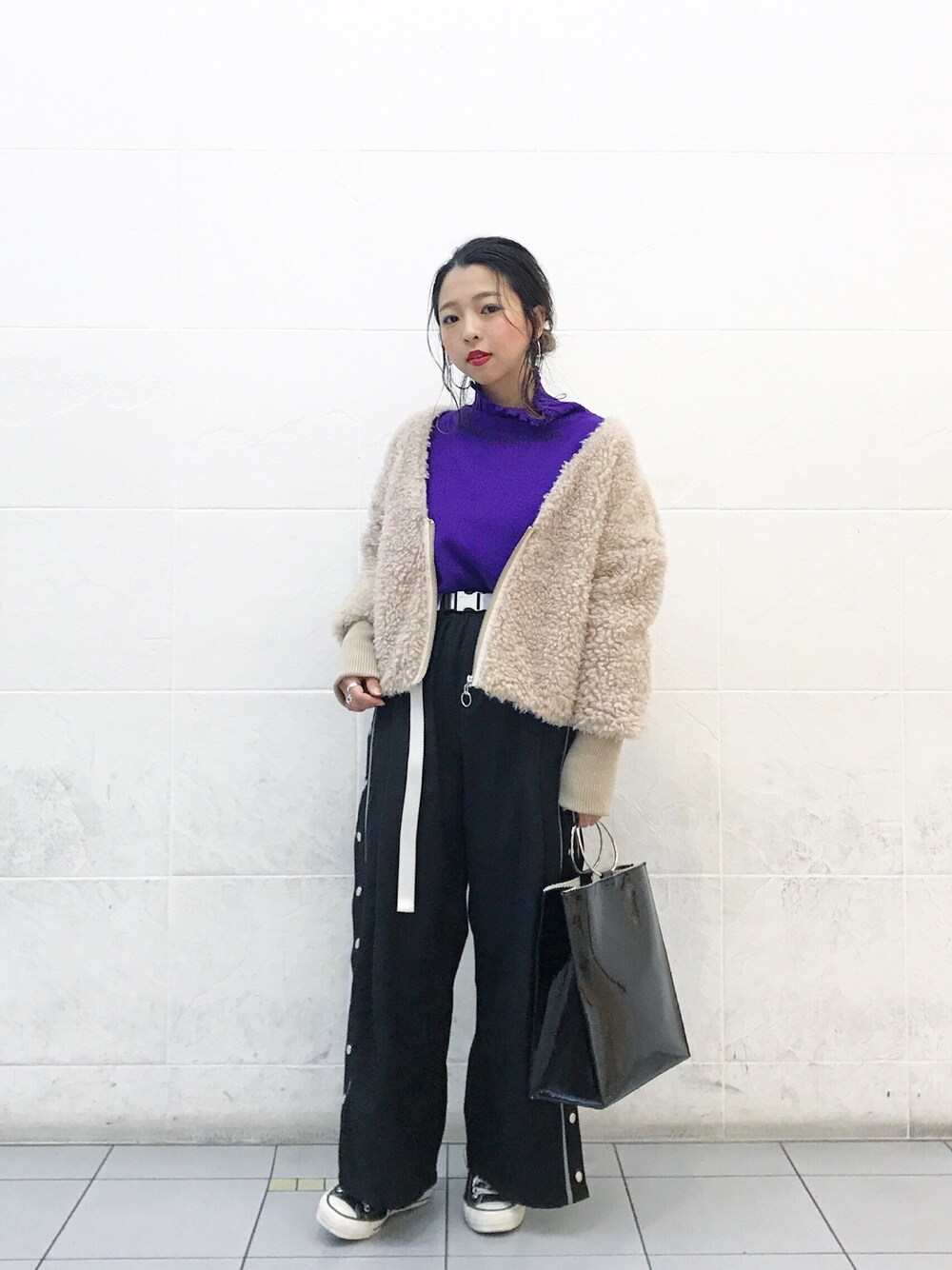 「パープル、ニット、ボア、ボアジャケット、ストリート、ストリートMIX、冬」｜「WHO'S WHO galleryのボアZIPジャケット（ブルゾン、ベージュ系）」を使った、酒井真実さん（レディース・153cm）の秋コーディネートの1枚目の写真