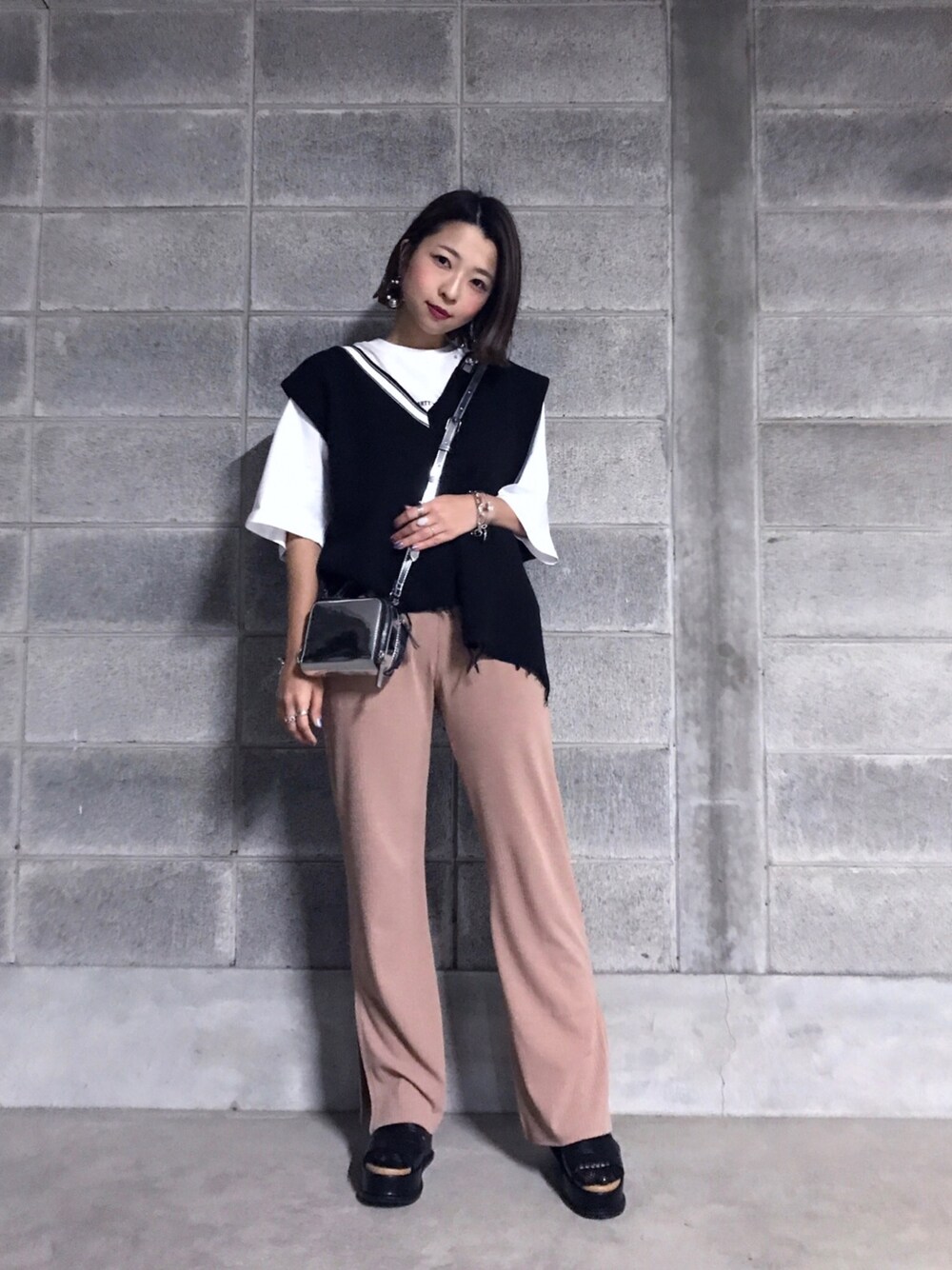 「ベスト、ニットベスト、リブパンツ、スリットパンツ、ベージュコーデ、ベージュパンツ、CLANE、wwg、モード、春コーデ」｜「WHO'S WHO galleryのリブスリットパンツ2（その他パンツ、ベージュ系）」を使った、酒井真実さん（レディース・153cm）の春コーディネートの1枚目の写真