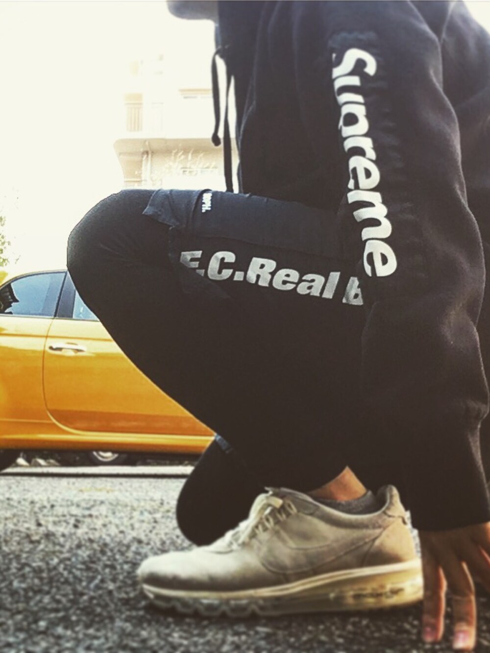 「supreme、FCRB、NIKE、大人カジュアル、スニーカー、春コーデ、ストリート」｜「Supreme のアイテム（パーカー、ブラック系）」を使った、P-Y-U-N-T-Aさん（メンズ・165cm）の春コーディネートの1枚目の写真