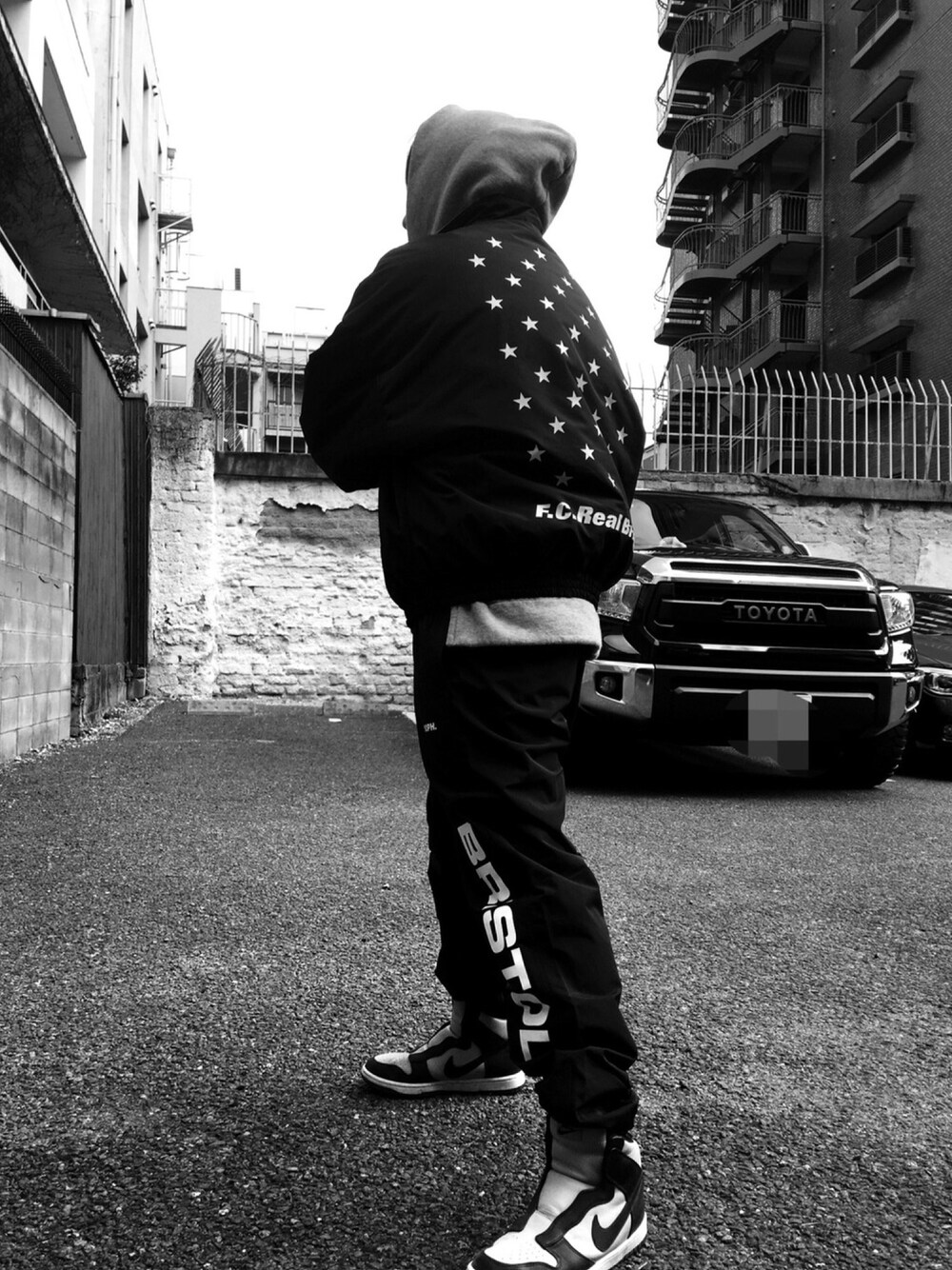 「FCRB、春コーデ、シンプル、カジュアル、休日スタイル、オーバーサイズ、ストリートMIX、スポーツミックス、ジャケット、streetstyle」｜「F.C.R.B.のアイテム（ブルゾン、ブラック系）」を使った、P-Y-U-N-T-Aさん（メンズ・165cm）の冬コーディネートの1枚目の写真