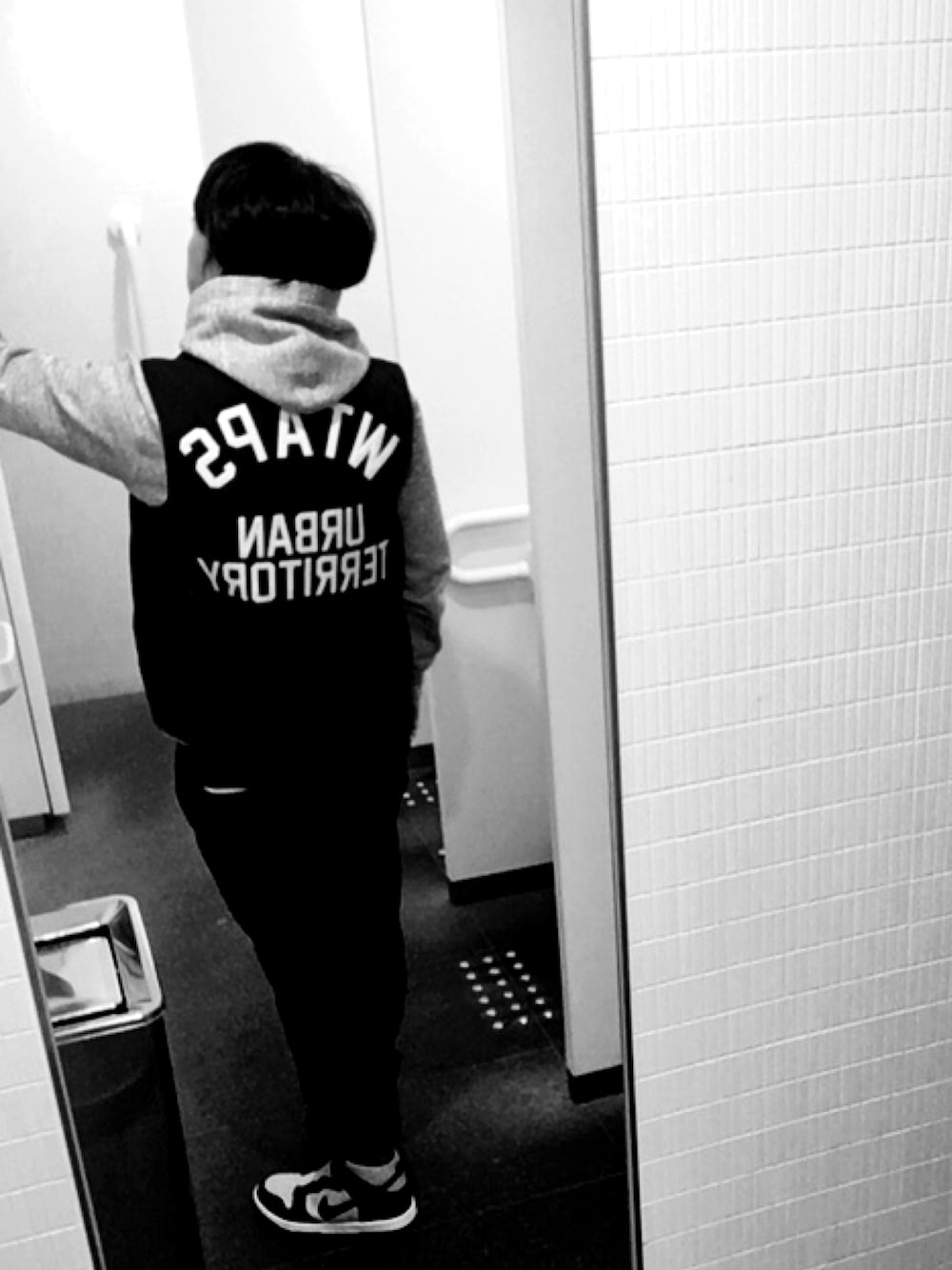「シンプルコーデ、カジュアルコーデ、スニーカー、はるコーデ、今日のコーデ、黒パンツ、street、春コーデ、wtaps、supreme」｜「Supreme のアイテム（パーカー、グレー系）」を使った、P-Y-U-N-T-Aさん（メンズ・165cm）の冬コーディネートの1枚目の写真