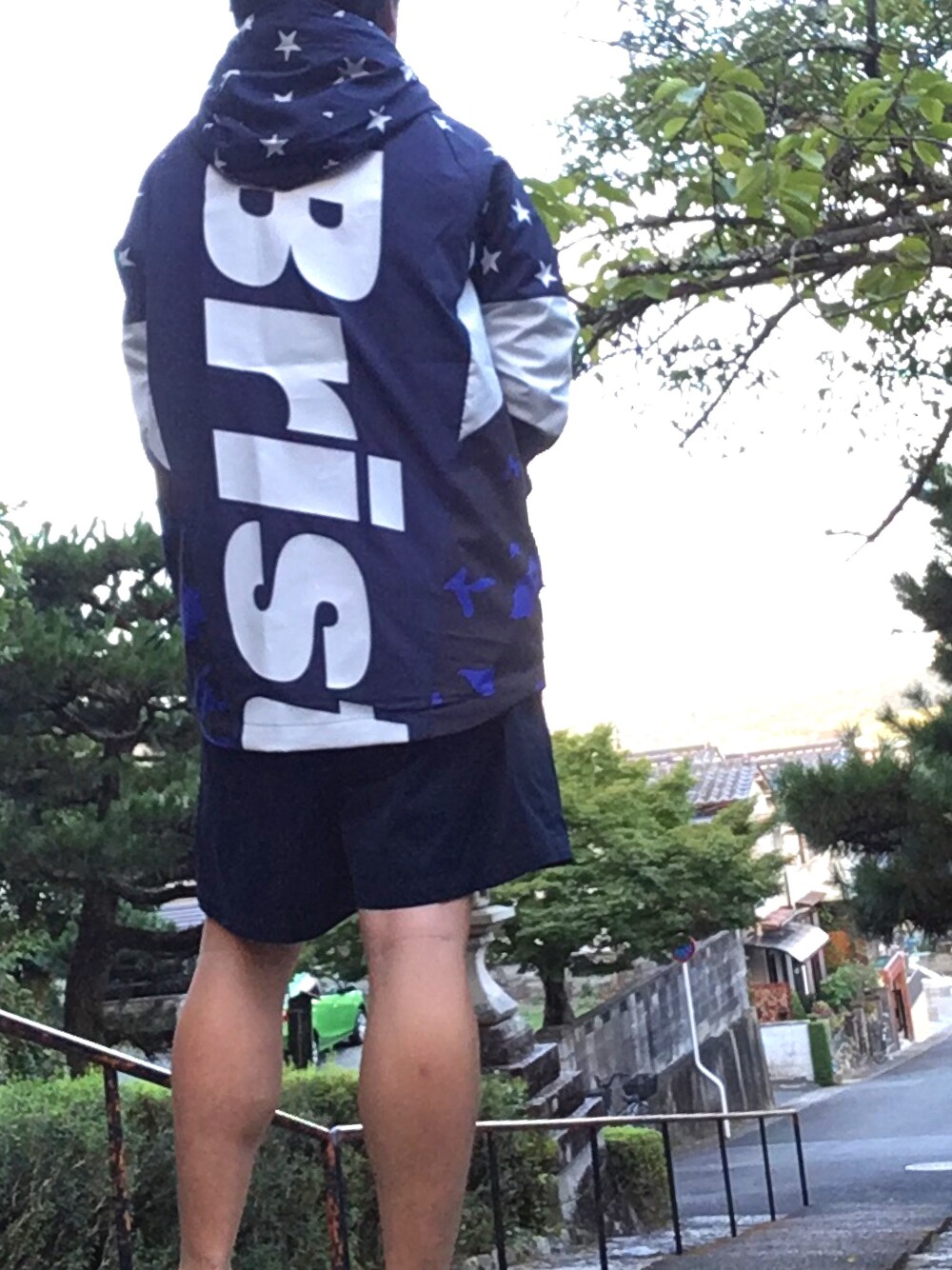 「FCRB、夏、カジュアルコーデ、スポーツミックス、秋コーデ、低身長、ストリート、ショートパンツ」｜「F.C.R.B.のアイテム（ナイロンジャケット、ブルー系）」を使った、P-Y-U-N-T-Aさん（メンズ・165cm）の夏コーディネートの1枚目の写真