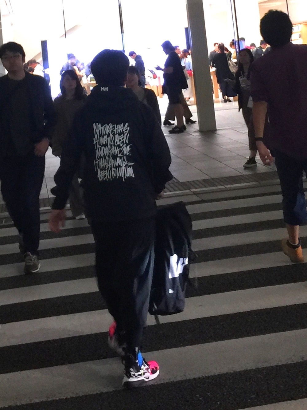 「acronym、Rakugaki、FCRB、SOPHNET.、NIKE、秋のコーデ、秋服、スニーカー、ワイドパンツ、ストリート」｜「HELLY HANSENのアイテム（ブルゾン、ブラック系）」を使った、P-Y-U-N-T-Aさん（メンズ・165cm）の秋コーディネートの1枚目の写真