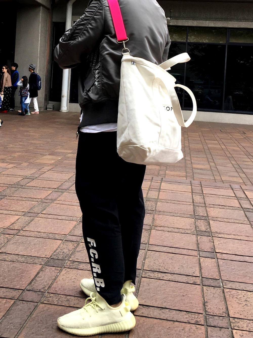 「SOPHNET.、FCRB、yeezy、fragmentdesign、uniform experiment、スニーカー、今日のコーデ、ストリート」｜「uniform experimentのアイテム（MA-1、グレー系）」を使った、P-Y-U-N-T-Aさん（メンズ・165cm）の春コーディネートの1枚目の写真