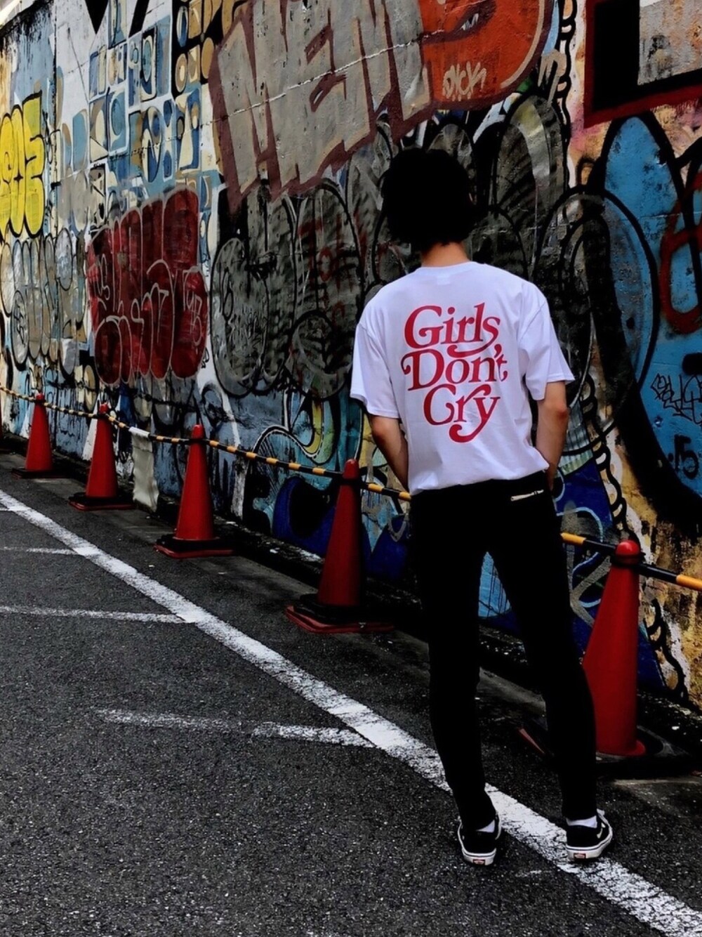 「シンプル、タックイン、黒スキニー、Girls don't cry、UNIQLO、VANS、burberry、GDC、ストリート、黒」｜「VANSのVANS ヴァンズ OLD SKOOL LITE オールドスクール ライト V36LITE 18SP BLACK（スニーカー、ブラック系）」を使った、Yoheiさん（メンズ・175cm）の夏コーディネートの1枚目の写真