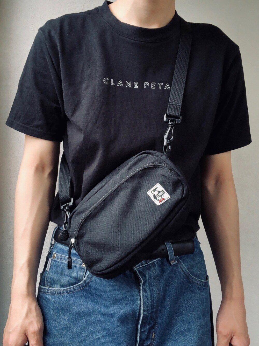 「シンプルコーデ、ロゴT、きれいめカジュアル、黒、カジュアル、CLANE、CHUMS、carhartt」｜「VANSのVANS ヴァンズ OLD SKOOL LITE オールドスクール ライト V36LITE 18SP BLACK（スニーカー、ブラック系）」を使った、Yoheiさん（メンズ・175cm）の夏コーディネートの1枚目の写真