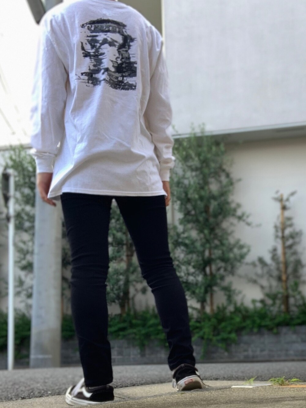「秋コーデ、シンプル、ootd、黒スキニー、aie、UNIQLO、VANS、oldskool」｜「VANSのVANS ヴァンズ OLD SKOOL LITE オールドスクール ライト V36LITE 18SP BLACK（スニーカー、ブラック系）」を使った、Yoheiさん（メンズ・175cm）の秋コーディネートの1枚目の写真