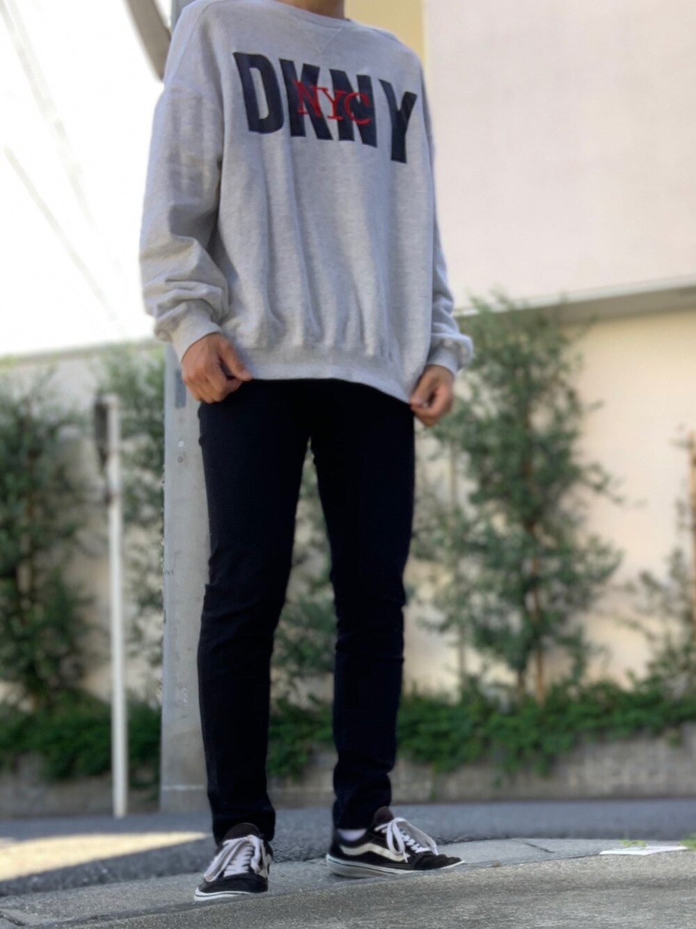 「シンプルコーデ、秋服、スニーカーコーデ、黒、黒スキニー、DKNY、UNIQLO、VANS、oldskool」｜「VANSのVANS ヴァンズ OLD SKOOL LITE オールドスクール ライト V36LITE 18SP BLACK（スニーカー、ブラック系）」を使った、Yoheiさん（メンズ・175cm）の秋コーディネートの1枚目の写真