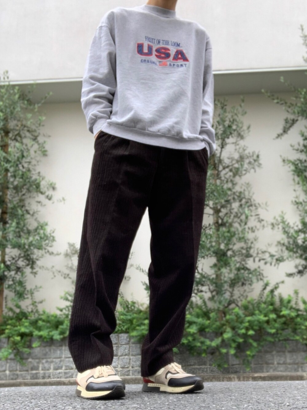 「シンプル、スウェット、秋コーデ、スニーカー、FRUIT OF THE LOOM、allegri、GIVENCHY」｜「GIVENCHYのアイテム（スニーカー、グレー系）」を使った、Yoheiさん（メンズ・175cm）の秋コーディネートの1枚目の写真